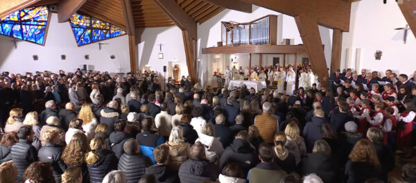 La chapelle Saint-Christophe de Crans était comble ce 4 janvier | RTS/Capture-écran