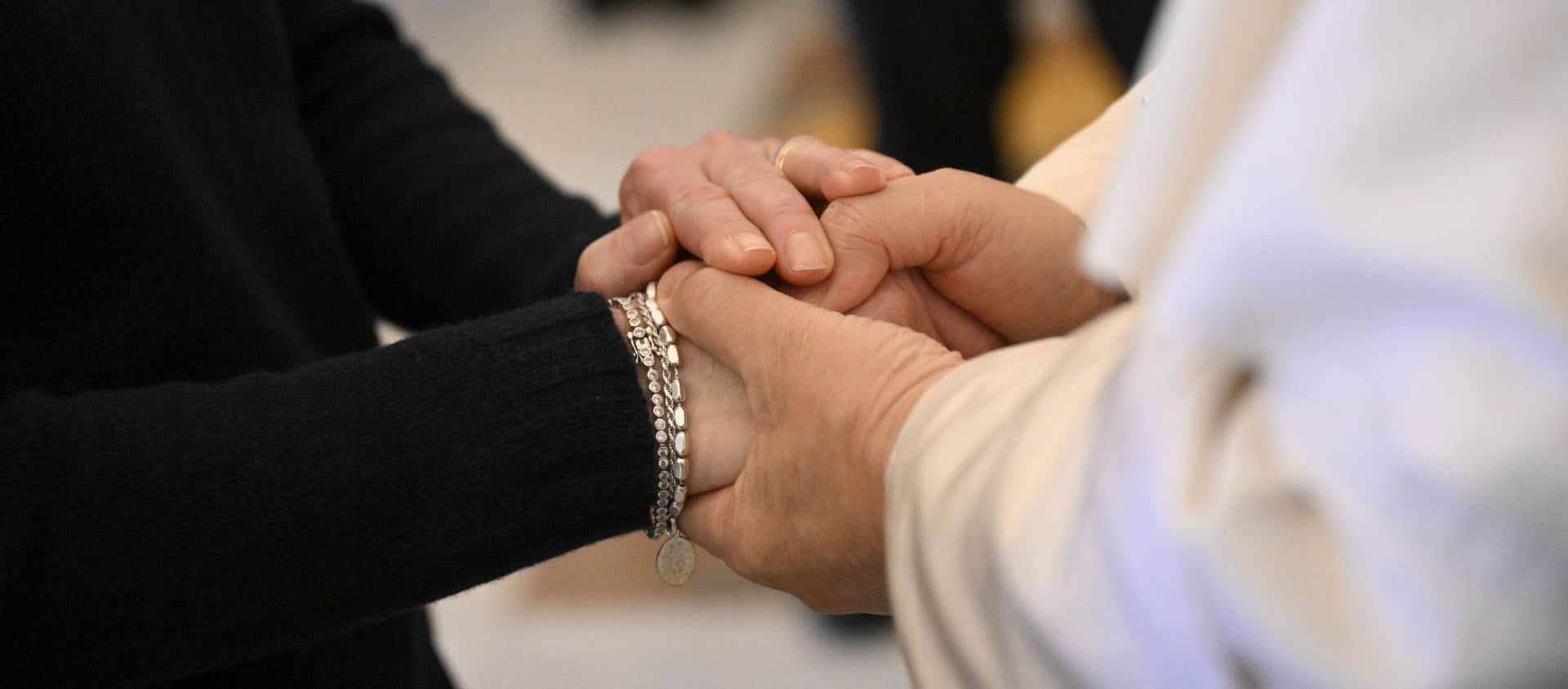 A l'issue d'un discours, prononcé en italien d’une voix grave, le pape,  qui s’est dit «très ému et bouleversé» par cette rencontre, a salué les proches des victimes  | © Vatican Media