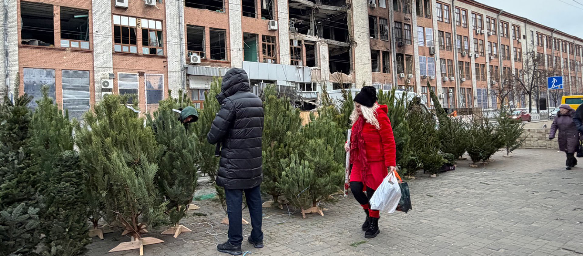 Le quartier de Lukianivka à kiev. La vie ordinaire se poursuit malgré les nombreux missiles et roquettes lancés quotidiennement sur la ville | © Jaroslaw Krawiec