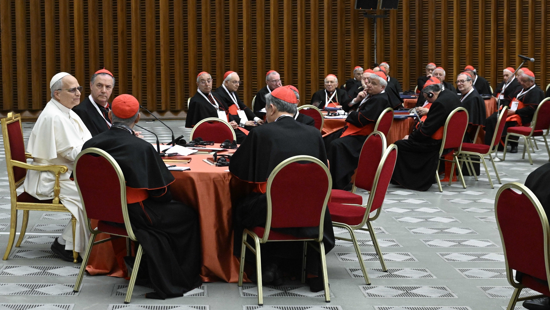 "Je suis là pour écouter", a dit le pape Léon XIV aux cardinaux réunis en consistoire | Vatican Media