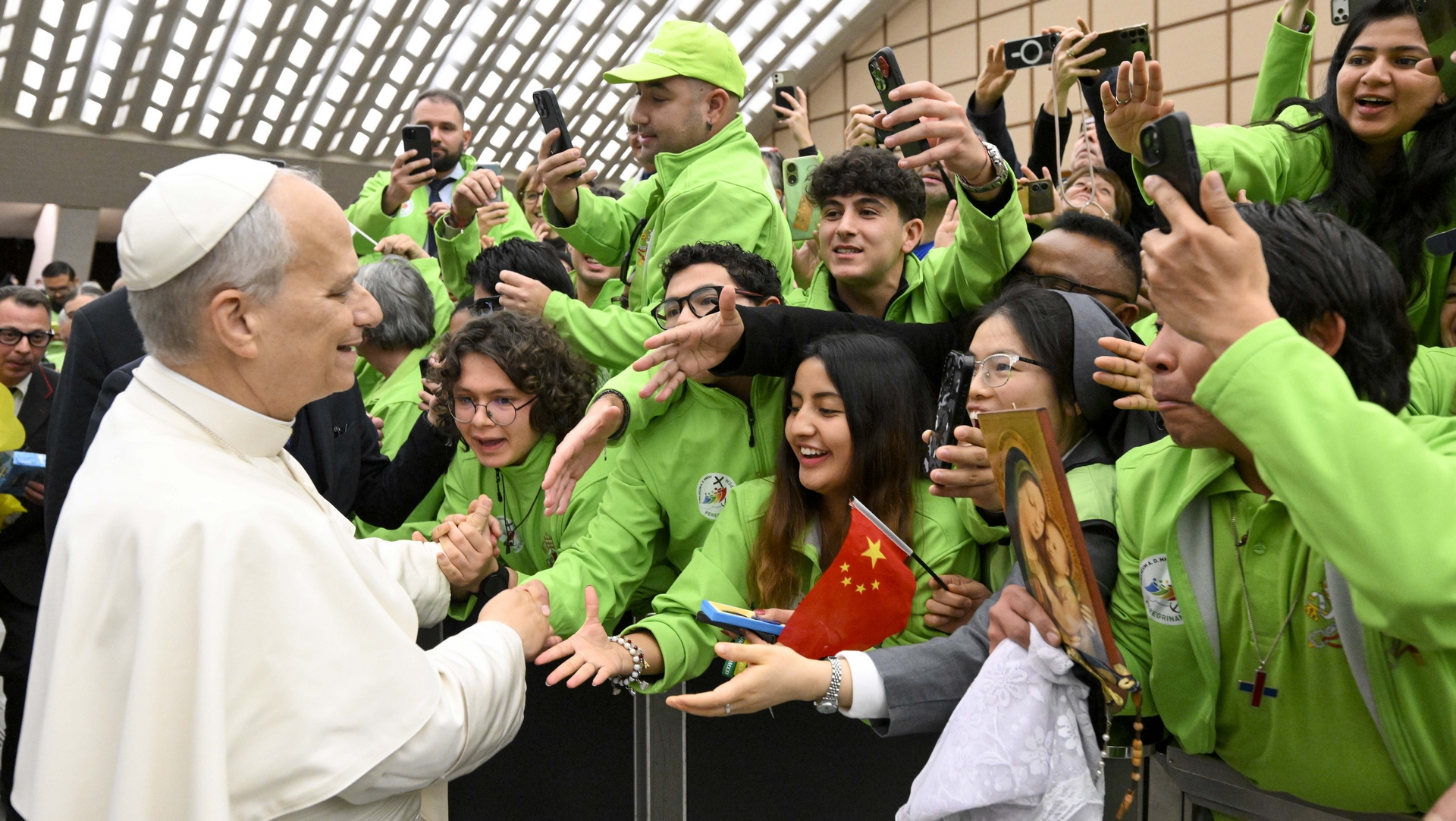 Léon XIV salue les volontaires du Jubilé 2025 | Vatican Media