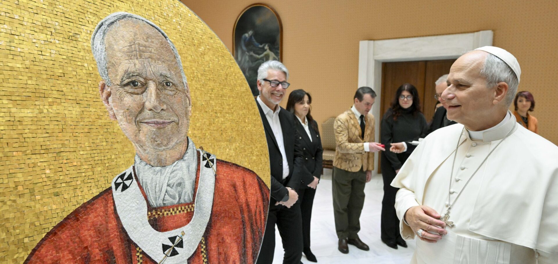 Le pape Léon XIV face à son médaillon en mosaïque destiné à la basilique St-Paul-Hors-les-Murs | © Vatican Media