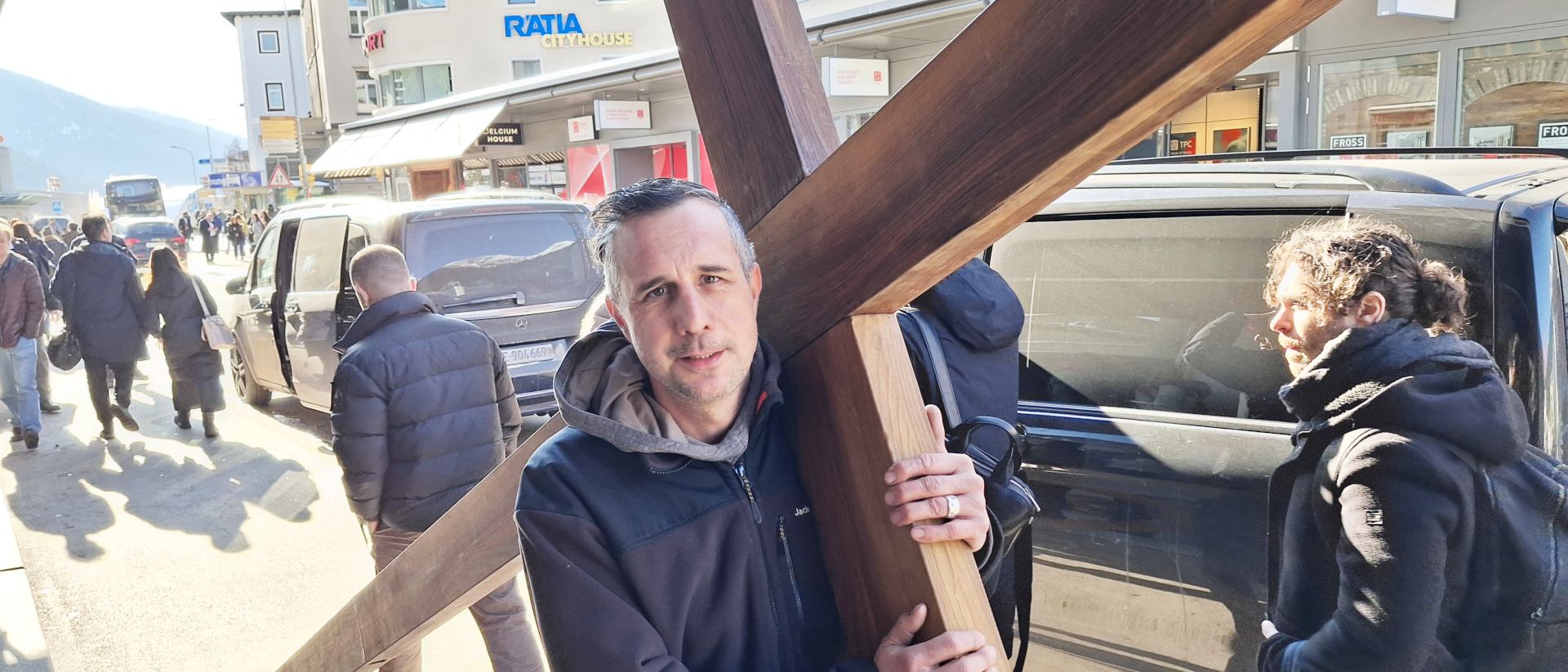 Le pasteur Stefan Maag a trainé sa croix à Davos |  © Wolfgang Holz kath.ch