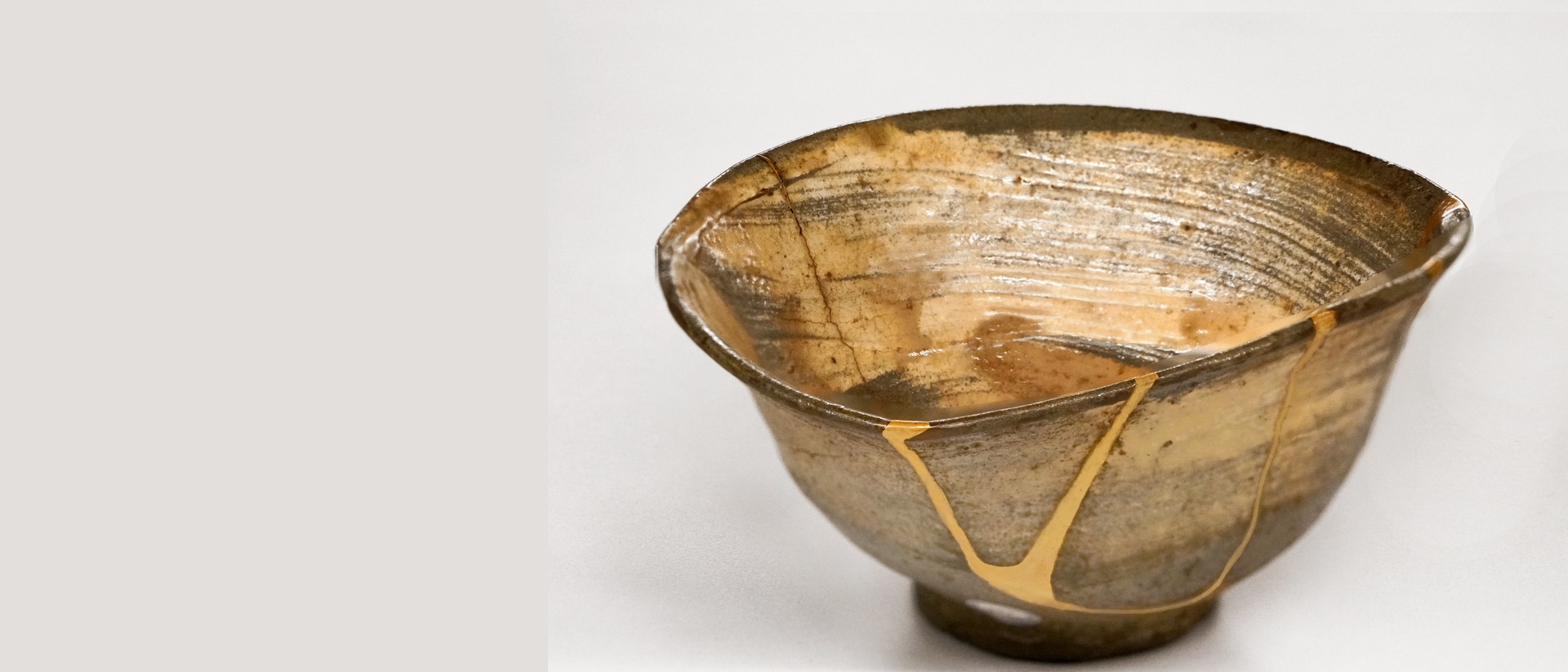 Bol à thé selon l'art japonais du Kintsugi. Les fêlures et les cicatrices ne sont pas cachées mais au contraire rendent chaque pièce unique et précieuse. | Musée national des arts asiatiques Guimet Paris