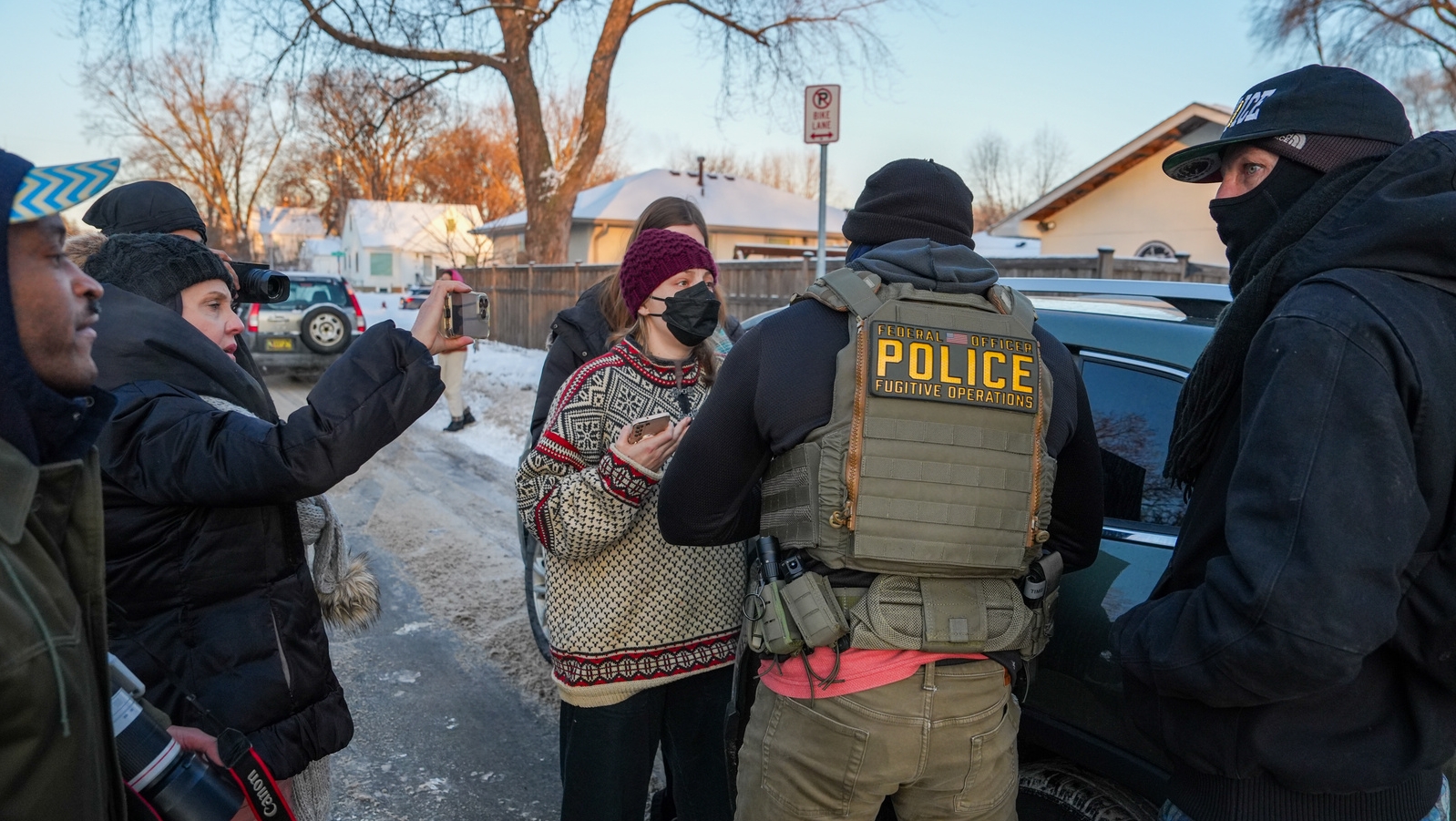 Des agents de ICE confrontés à des citoyens | AP Ryan Murphy