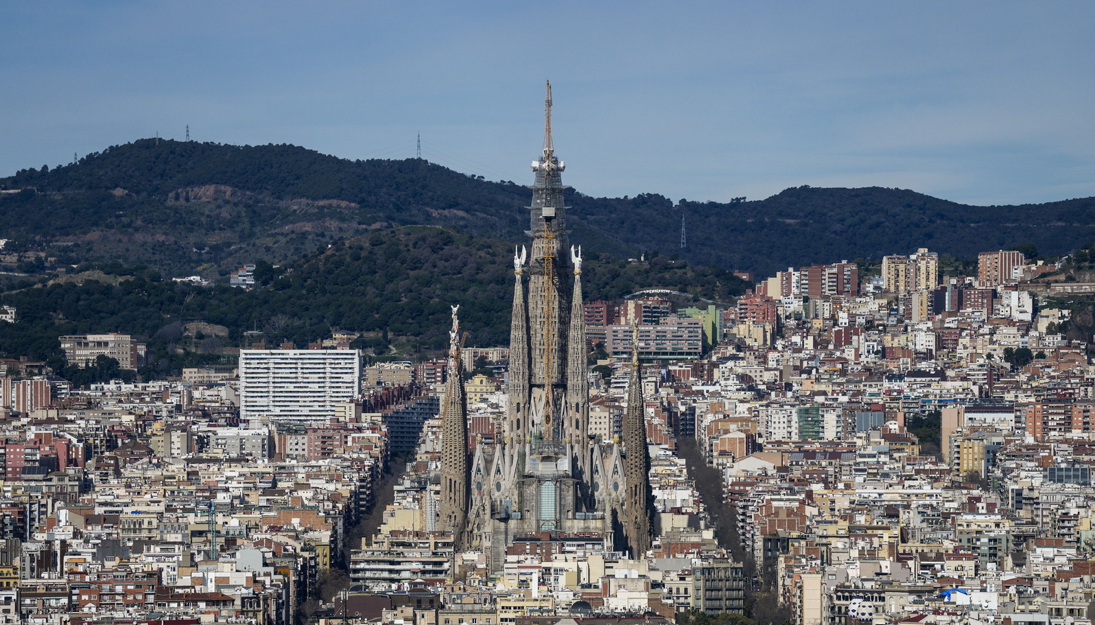 epa12761628 The Sagrada Familia Church in Barcelona, Spain, 20 February 2026. With the installation of the upper arm of Jesus Tower's Cross, the church reached its maximum height of 172.5 meters. EPA/ENRIC FONTCUBERTA