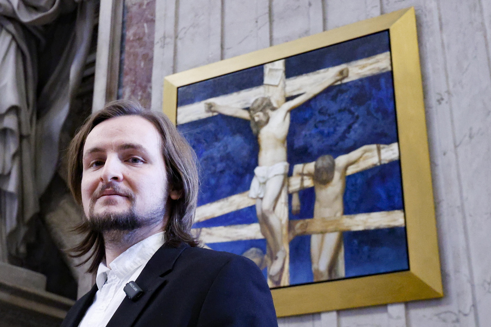 Manuel Dürrr devant son Chemin de croix |  EPA/FABIO FRUSTACI