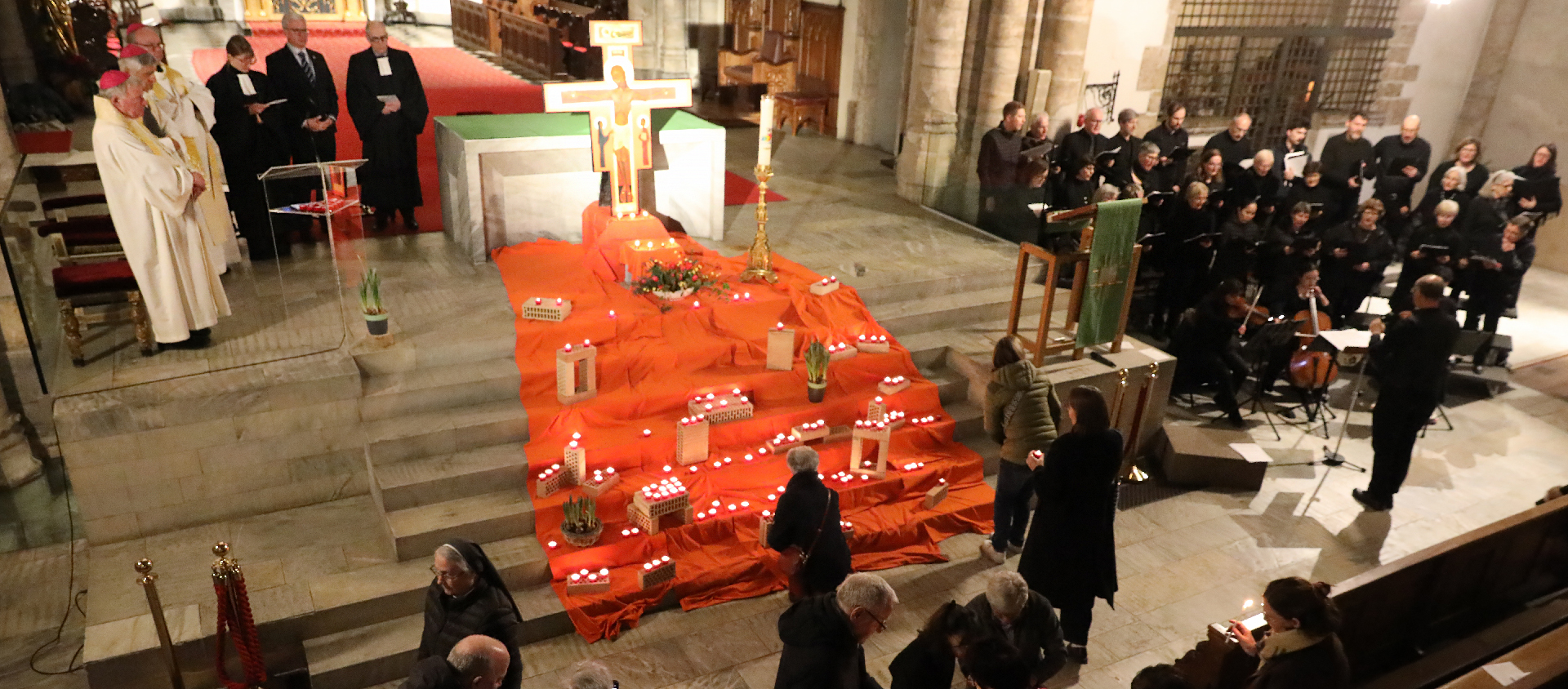 Les fidèles sont venus déposer des lumignons au pied de l'autel de la cathédrale de Sion | © Bernard Hallet