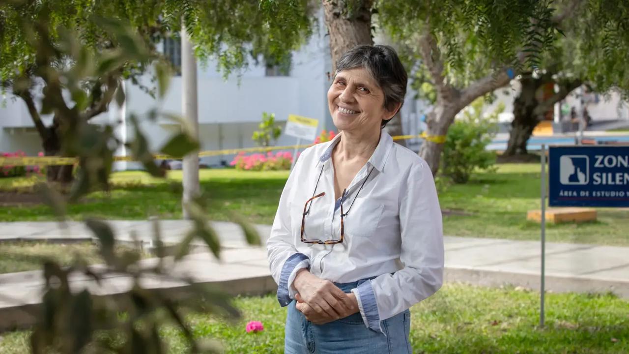 La théologienne Véronique Lecaros devant l'Université pontificale catholique du Pérou  | © PUCP