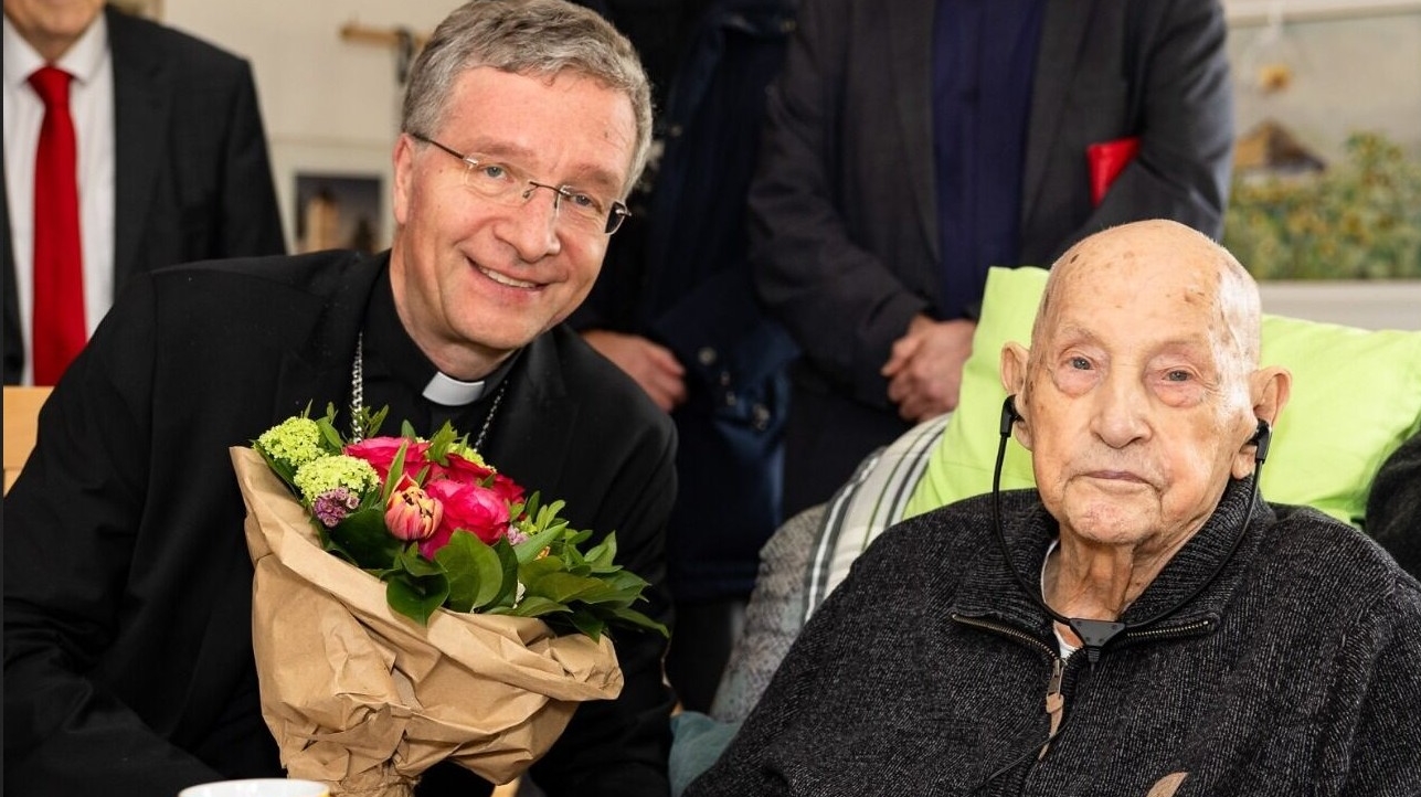 L'évêque de Fulda a transmis les voeux du pape au P. Bruno Kant pour ses 110 ans | Bistum Fulda