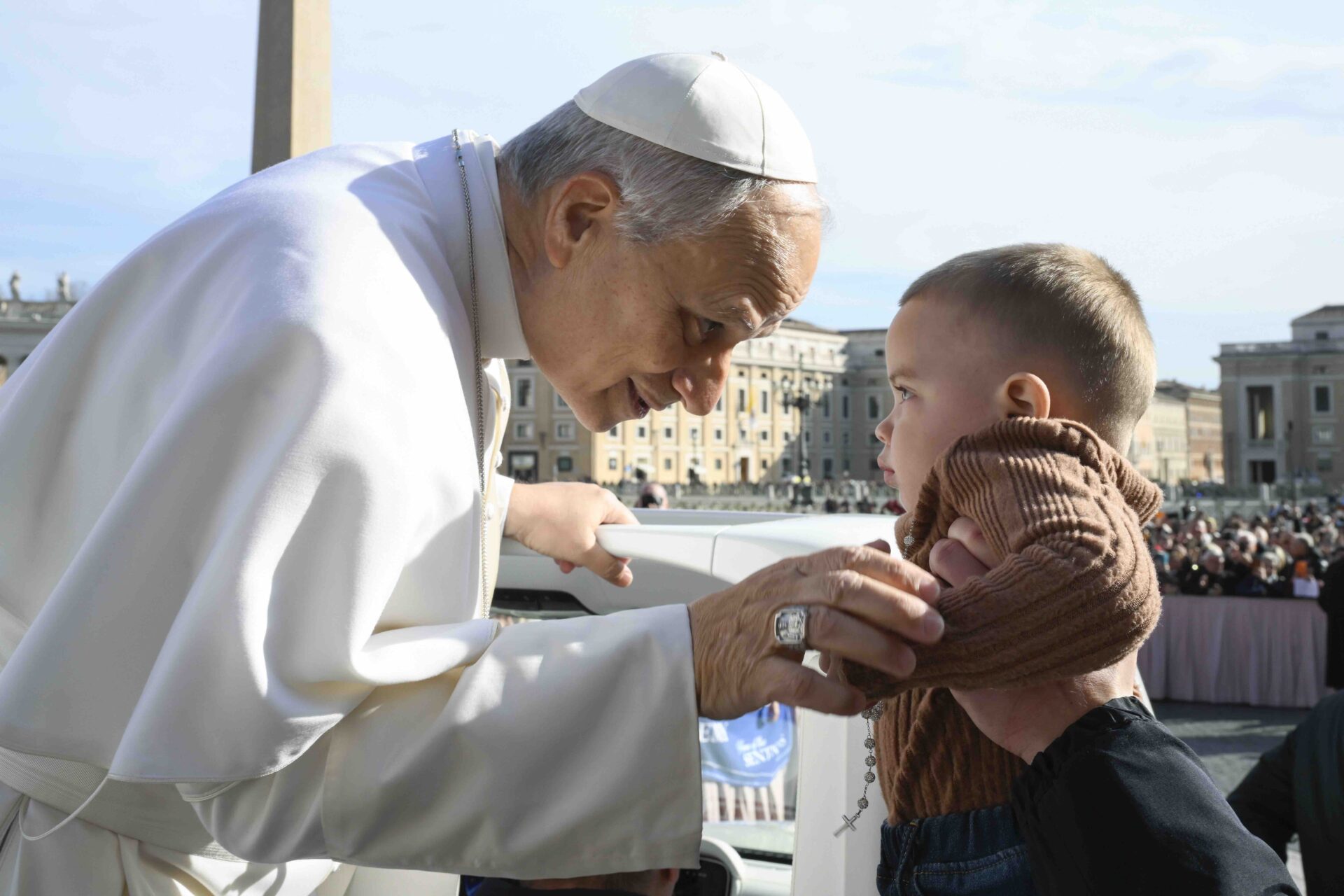 Lors de l'audience générale du mercredi des Cendres 2026, le pape a embrassé de nombreux enfants | © Vatican Media