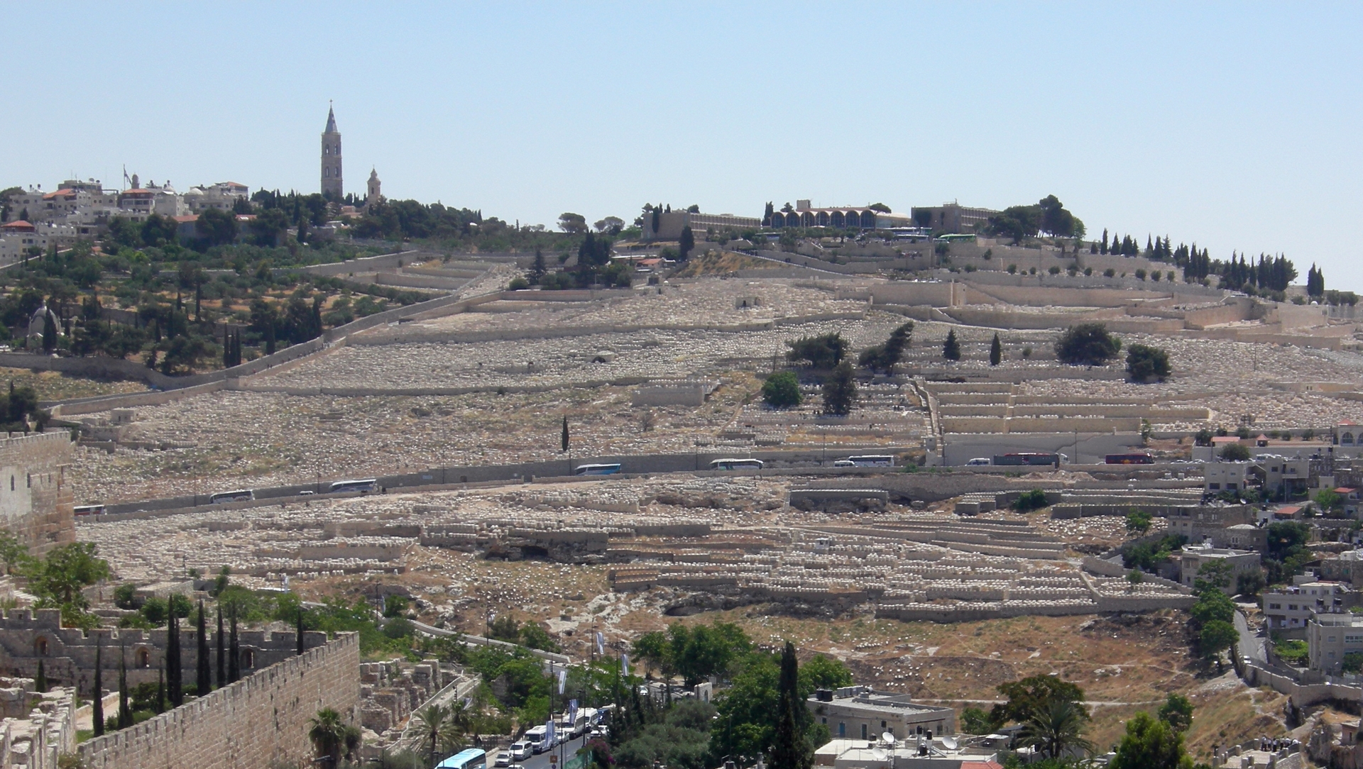 Jérusalem: toute la pente du Mont ds Oliviers est occupée par des tombes  | domaine public