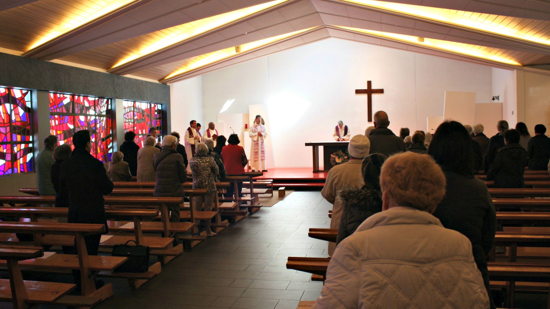 Durant le Carême, les églises sont dépouillées de toutes leurs fleurs. Photo: Notre-Dame de la Paix, La Chaux-de-Fonds | © Bernard Bovigny