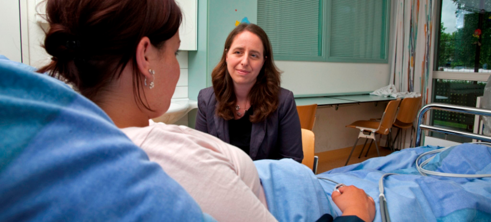 Une aumônière échange avec une malade. Illustration | © Eglise réformée du canton d'Argovie
