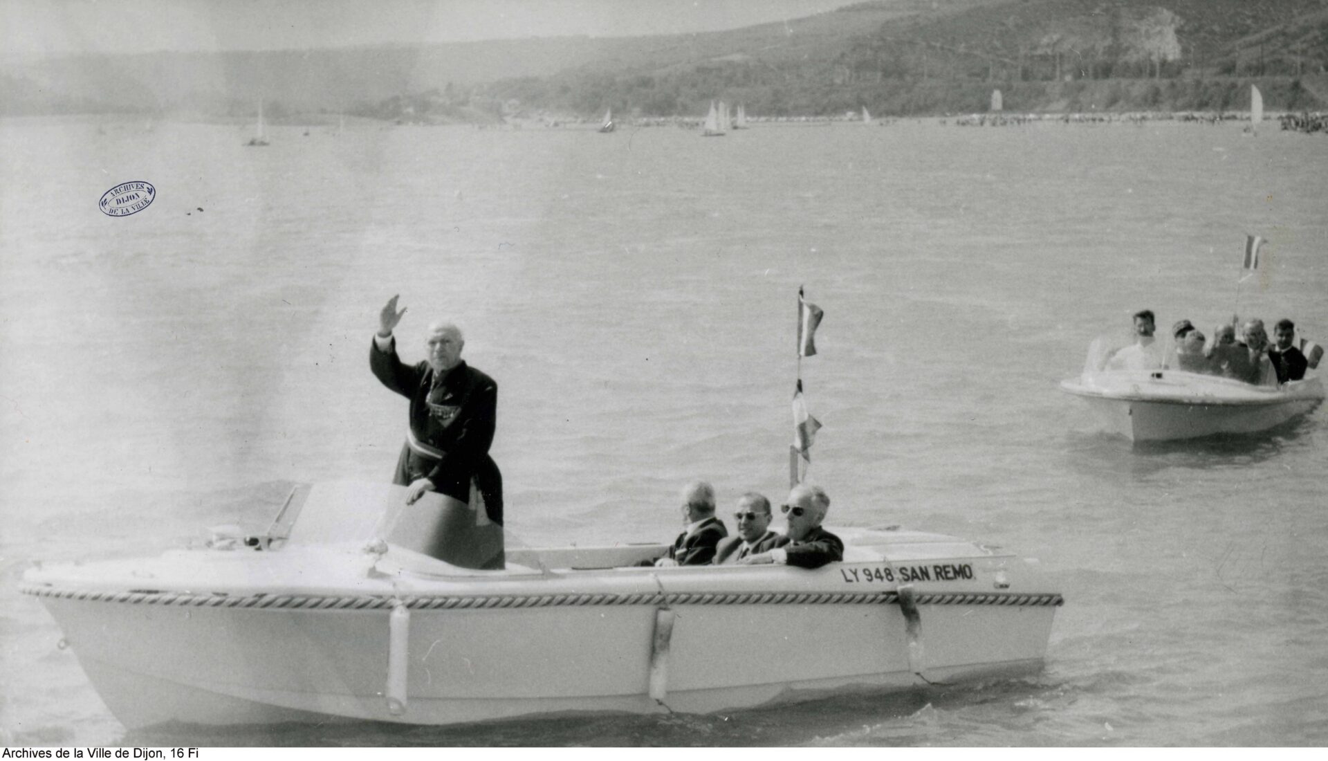 Le chanoine Kir bénit le lac artificiel qui porte aujourd'hui son nom | Archives de la Ville de Dijon