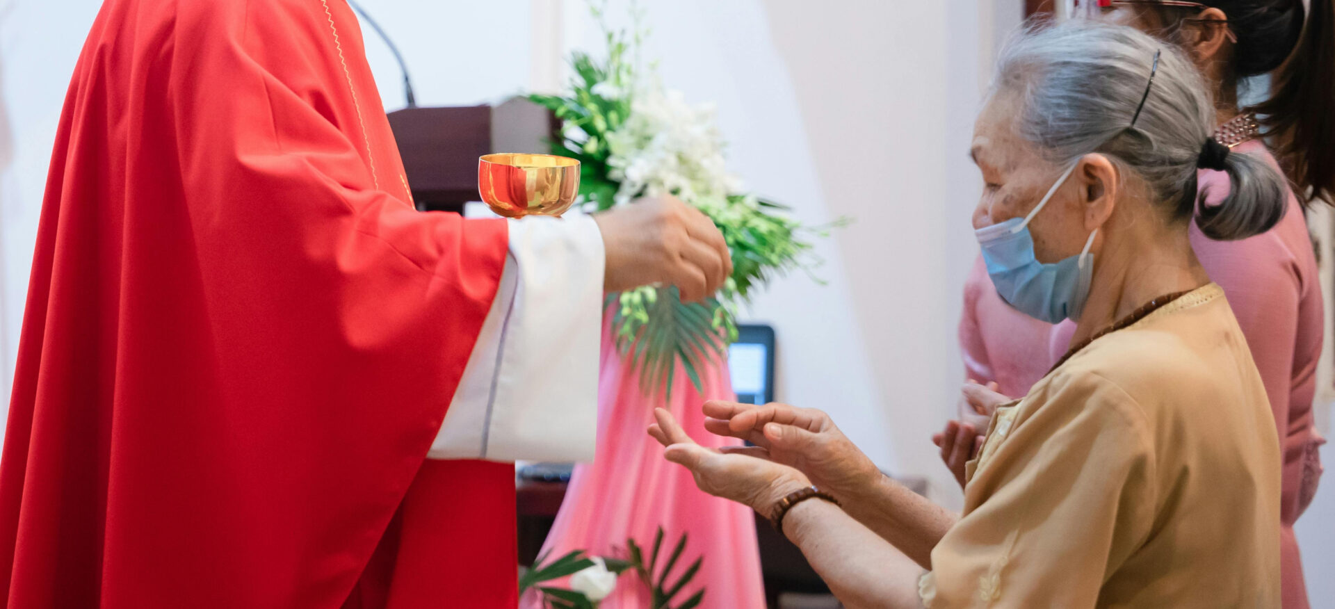 La réception de la communion debout ou agenouillé fait polémique dans le diocèse américain de Charlotte | photo d'illustration © Pexels