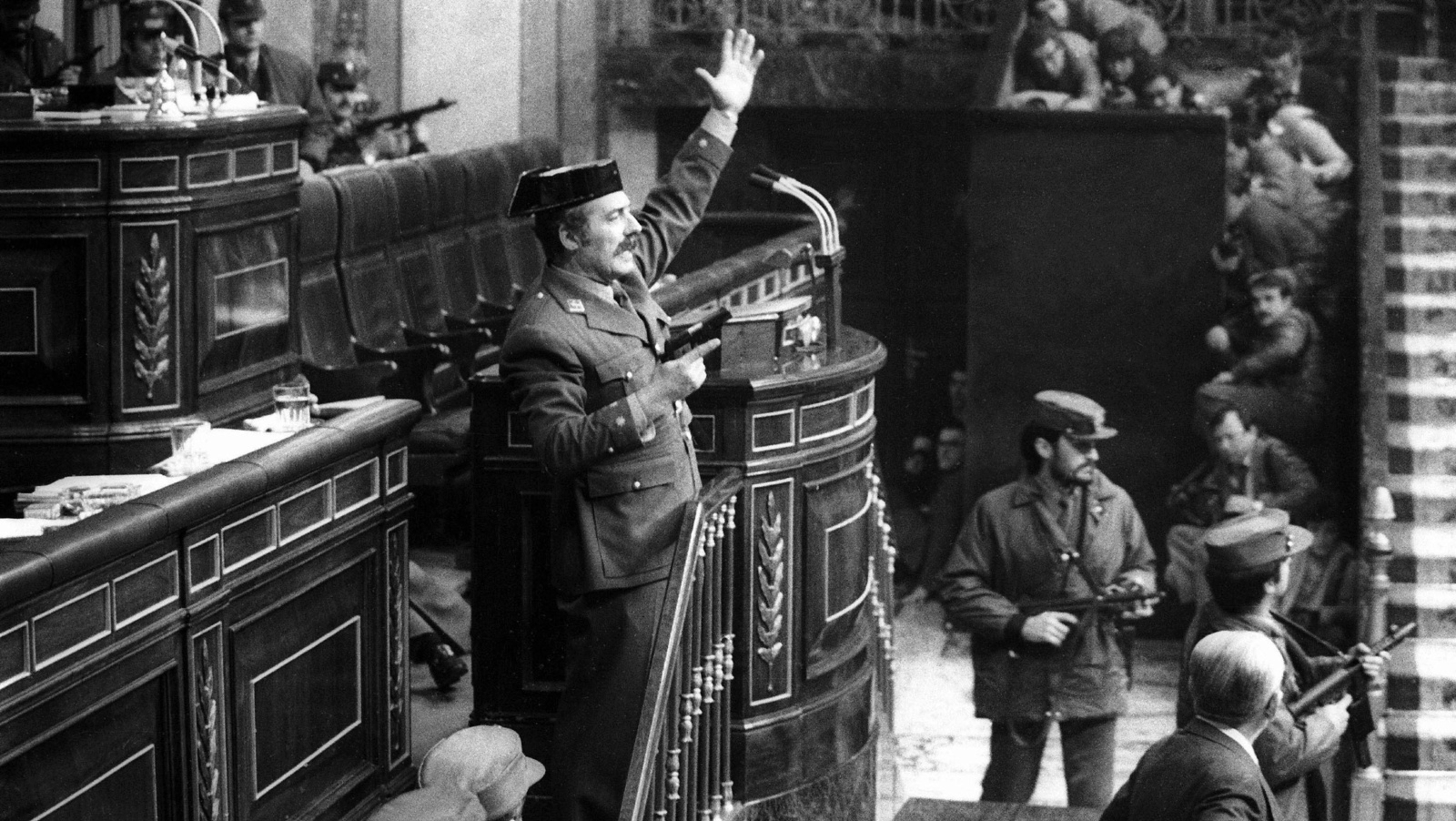 le 23 février 1981, le lieutenant-Colonel Antonio Tejero, surgit arme au poing au parlement espagnol. | KEYSTONE/AP Photo/ EFE, Manuel Perez Barriopedro