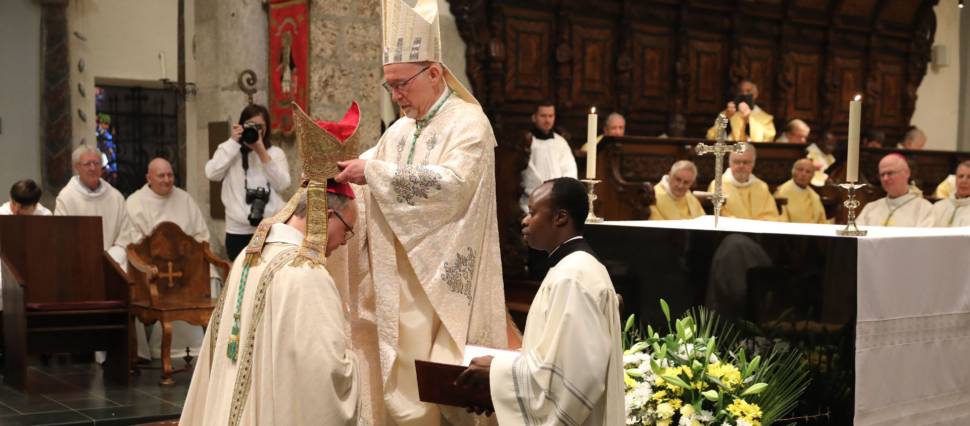 Mgr Martin Krebs a donné la bénédiction abbatiale à Alexandre Ineichen avant de lui remettre la mitre, l'anneau épiscopal et la crosse | © Bernard Hallet 