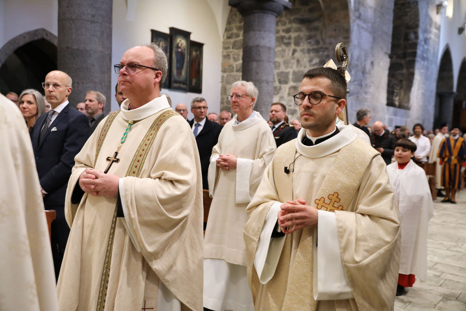 Le prieur Simone Previte et le futur abbé de St-Maurice précèdent mgr Martin Krebs | © Bernard Hallet
