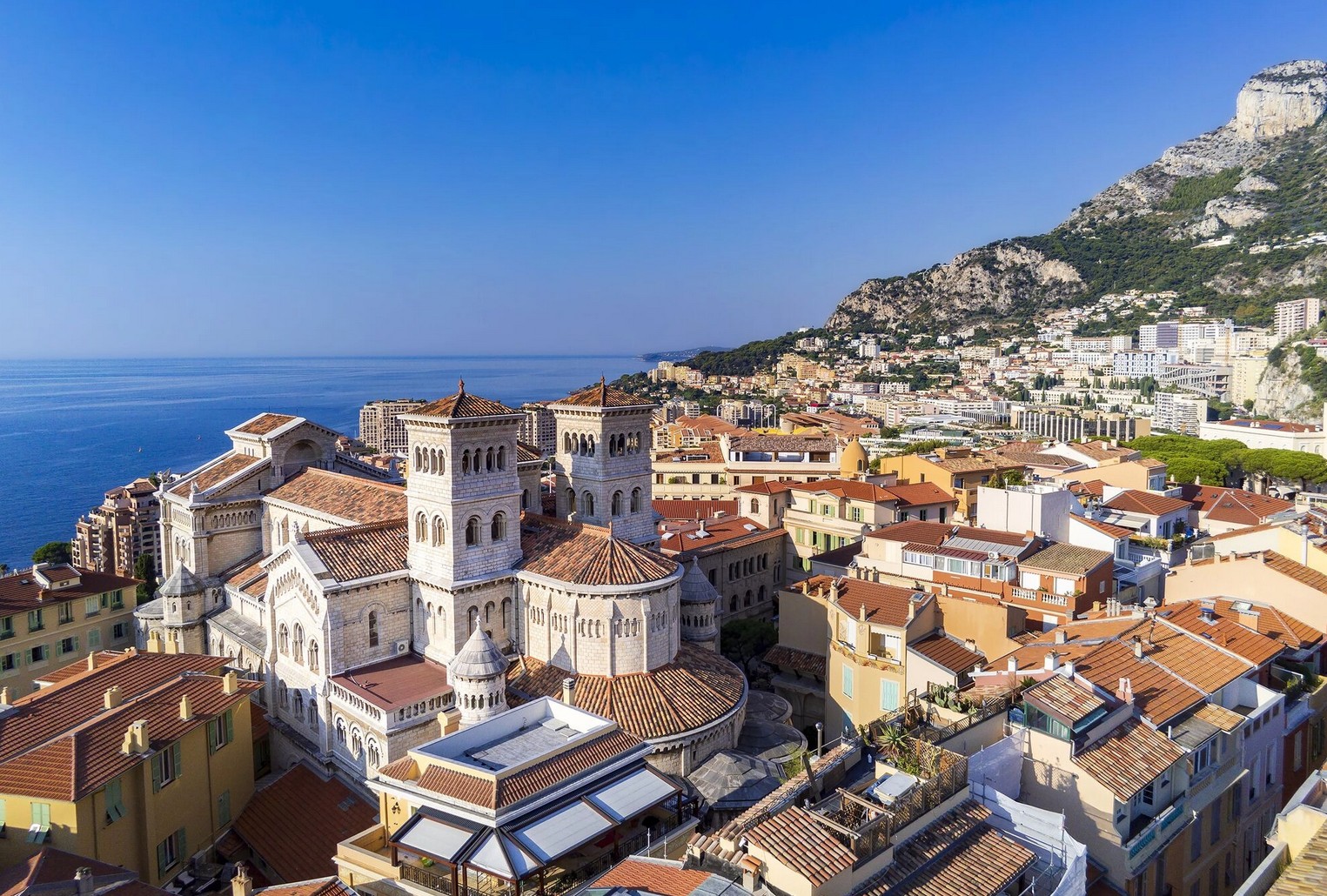 La cathédrale domine la cité de Monaco | DR