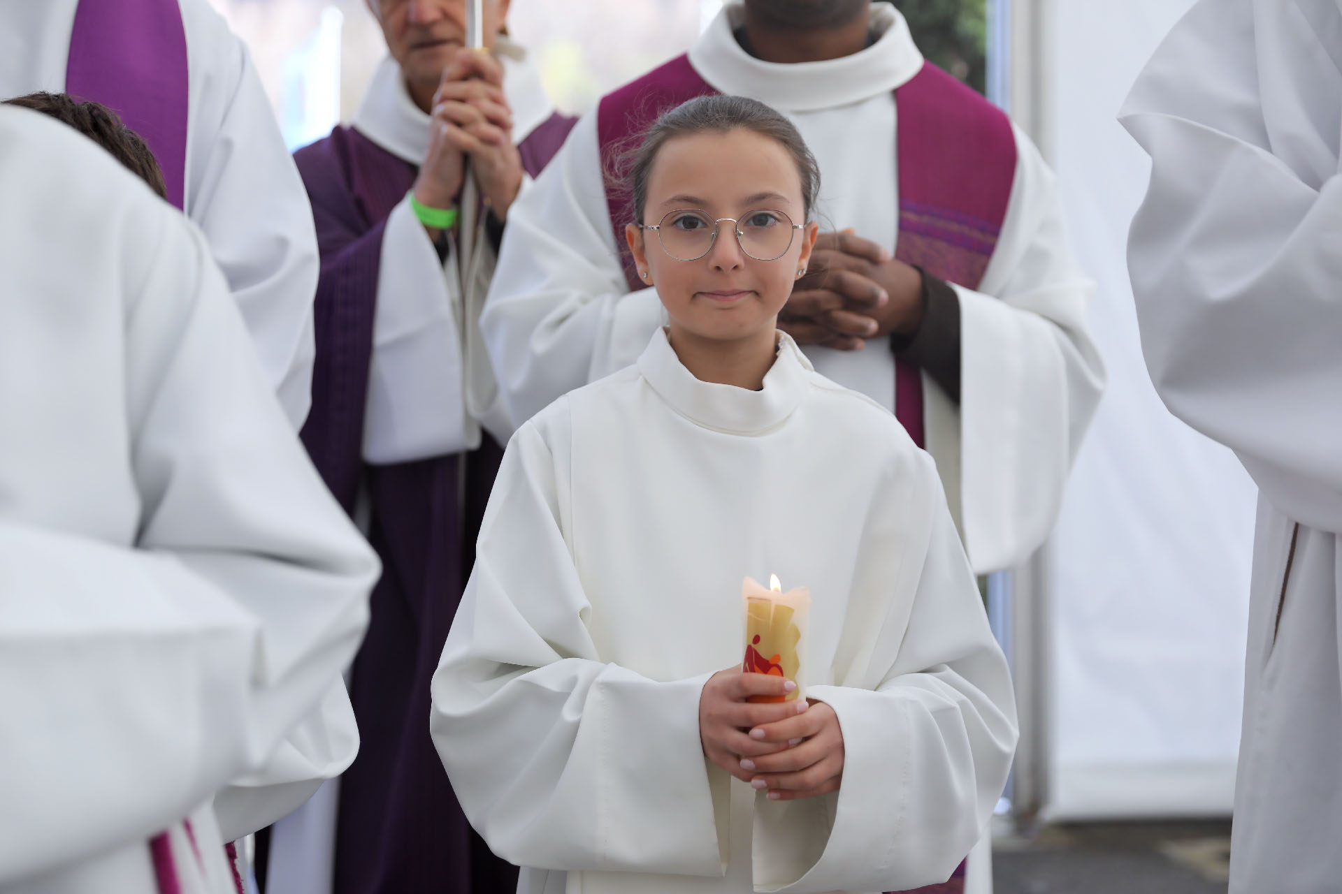 Une servante de messe recueillie avant la procession | © Bernard Hallet