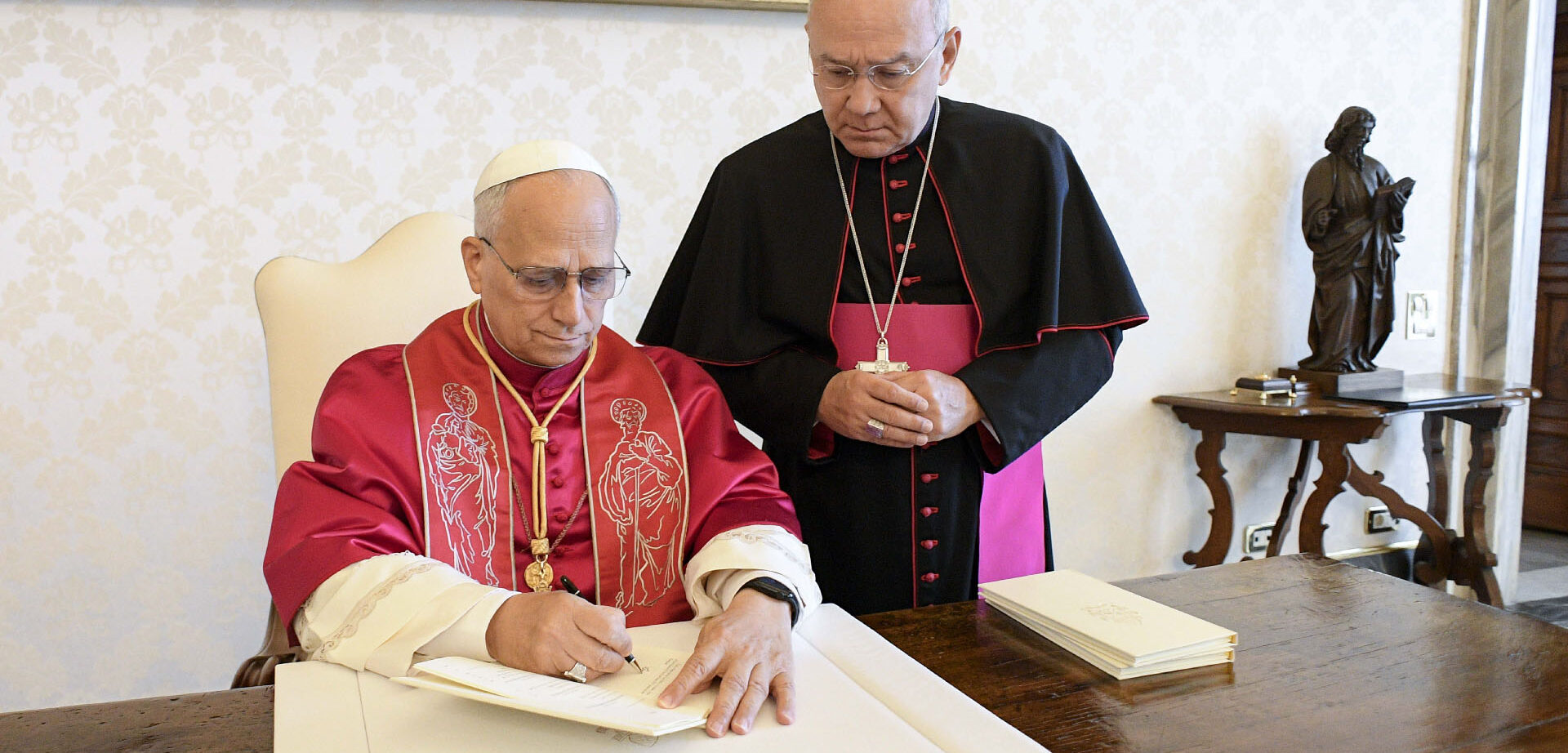 Mgr Edgar Peña Parra quitte son poste de substitut de la secrétairerie d’État pour devenir nonce en Italie | © Vatican Media (photo: signature de l'exhortation apostolique Dilexi te) 