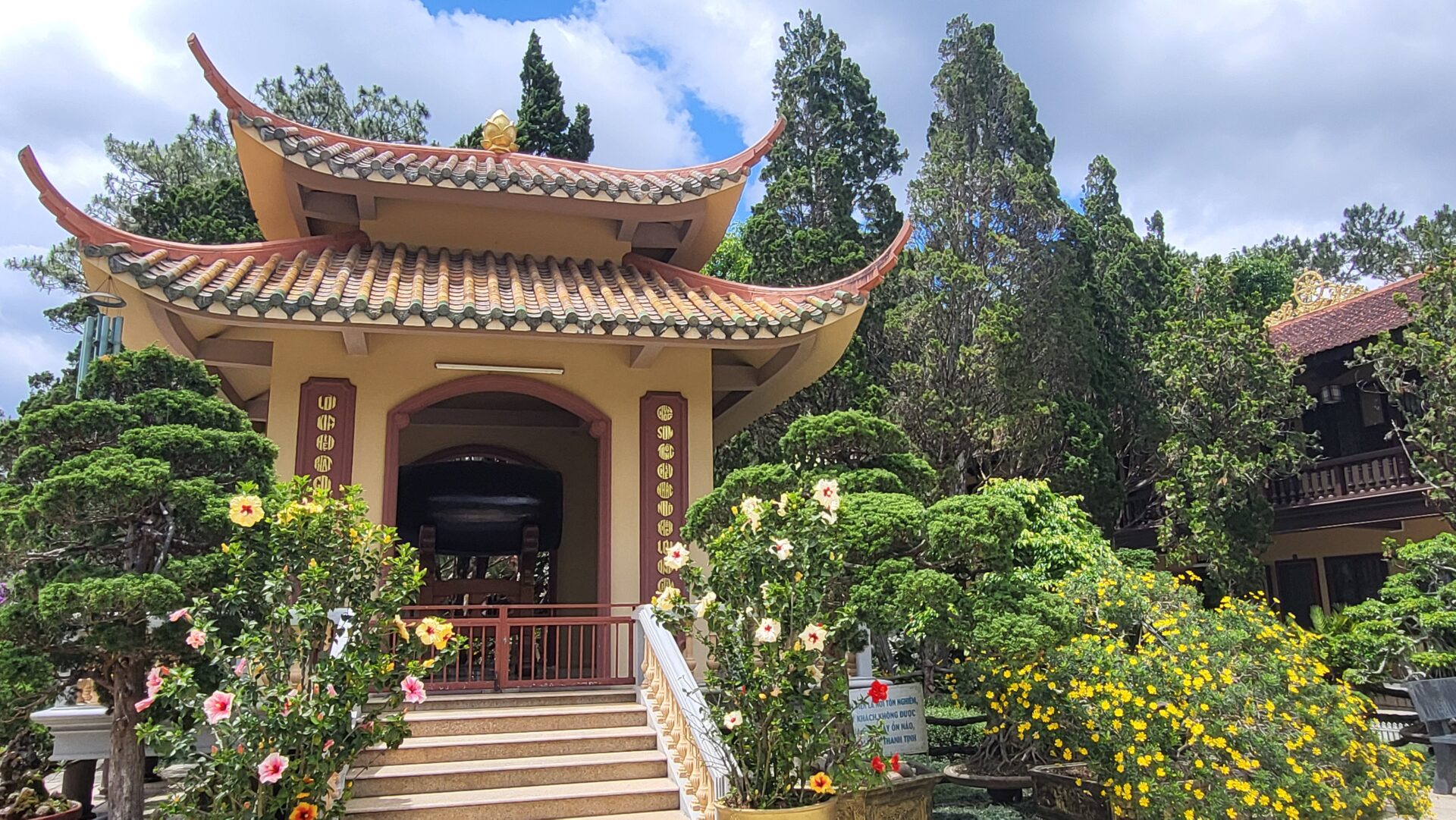Le monastère zen de Truc Lam, sur les hauteurs de Da Lat, Vietnam, et son jardin arborisé et fleuri | © Lucienne Bittar