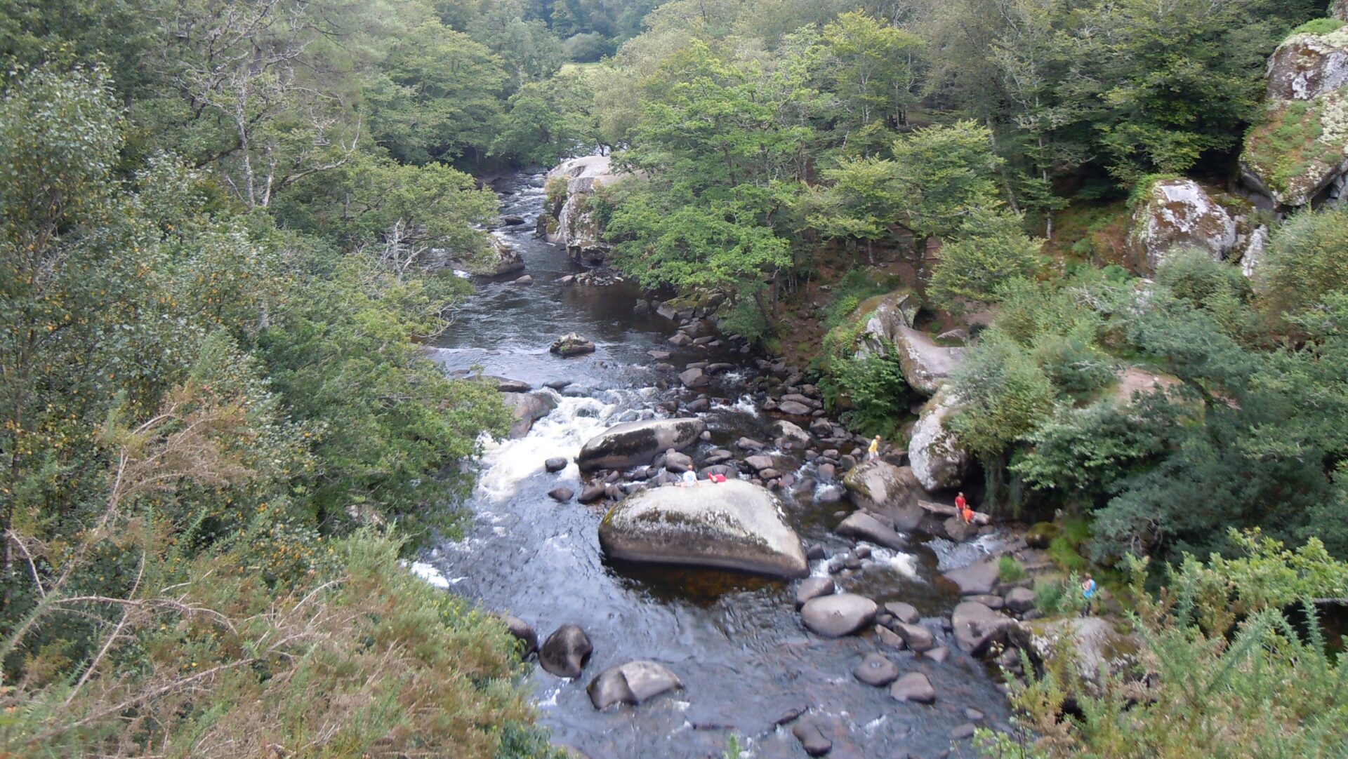 Les Roches du Diable où le prêtre s'est noyé | wikimedia commons CC-BY-SA-2.0