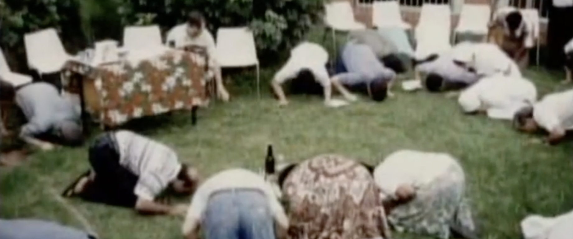 Photo montrant Robert Francis Prevost (à droite de la table, du point de vue du photographe) se préparant à s'agenouiller dans une cérémonie andine, au Brésil, en 1995 | DR