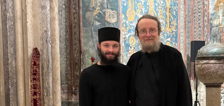 Le Père Sava Janjić, Higoumène de Dečani (Kosovo), avec le plus jeune moine du monastère | © Blaise Guignard