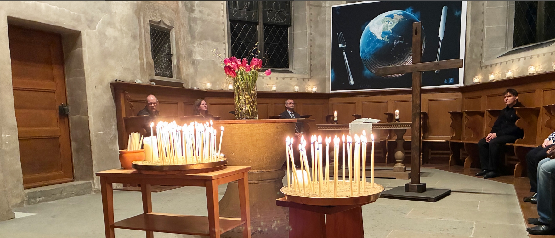 Des cierges ont été allumés à la mémoire des six victimes de l'incendie  d'un bus à Chiètres | Isabella Seghor, kath-fr