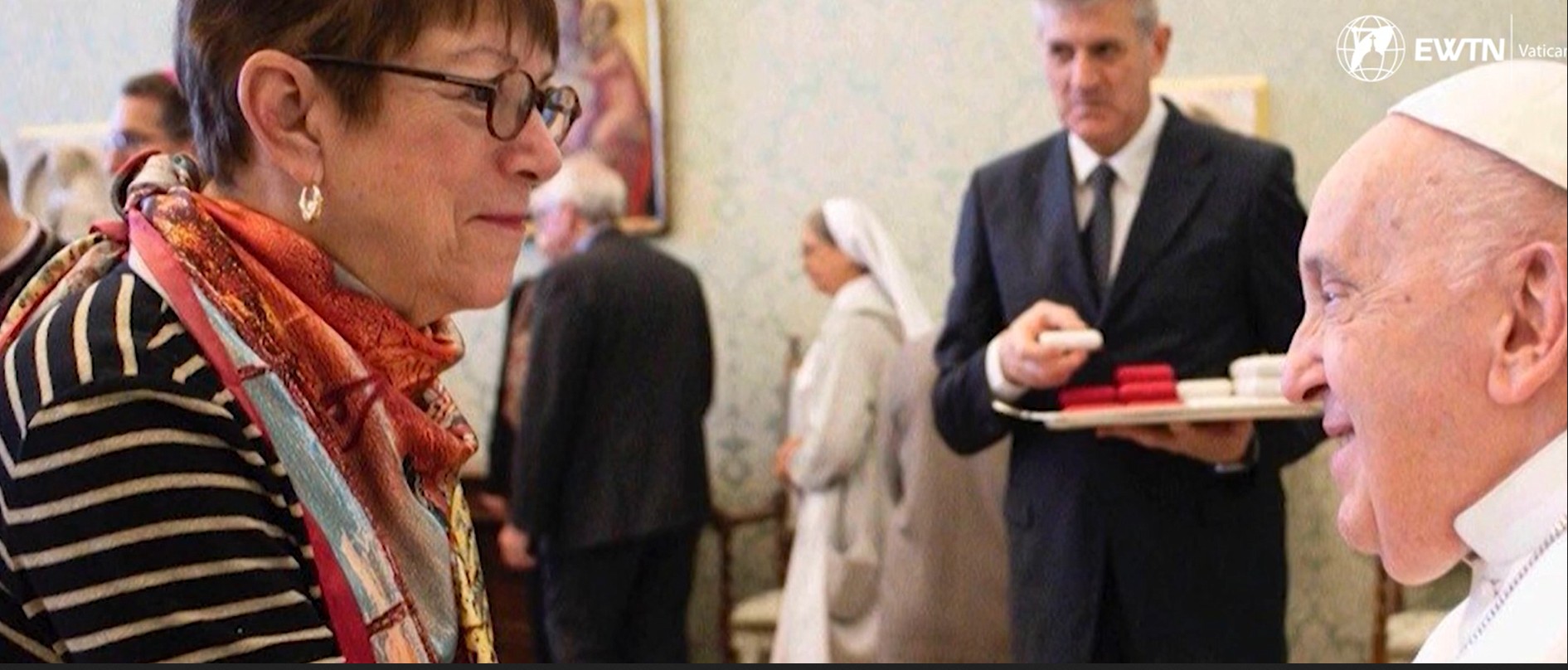 Teresa Morris Kettelkamp salue le pape François | © Capture d'écran/EWTN