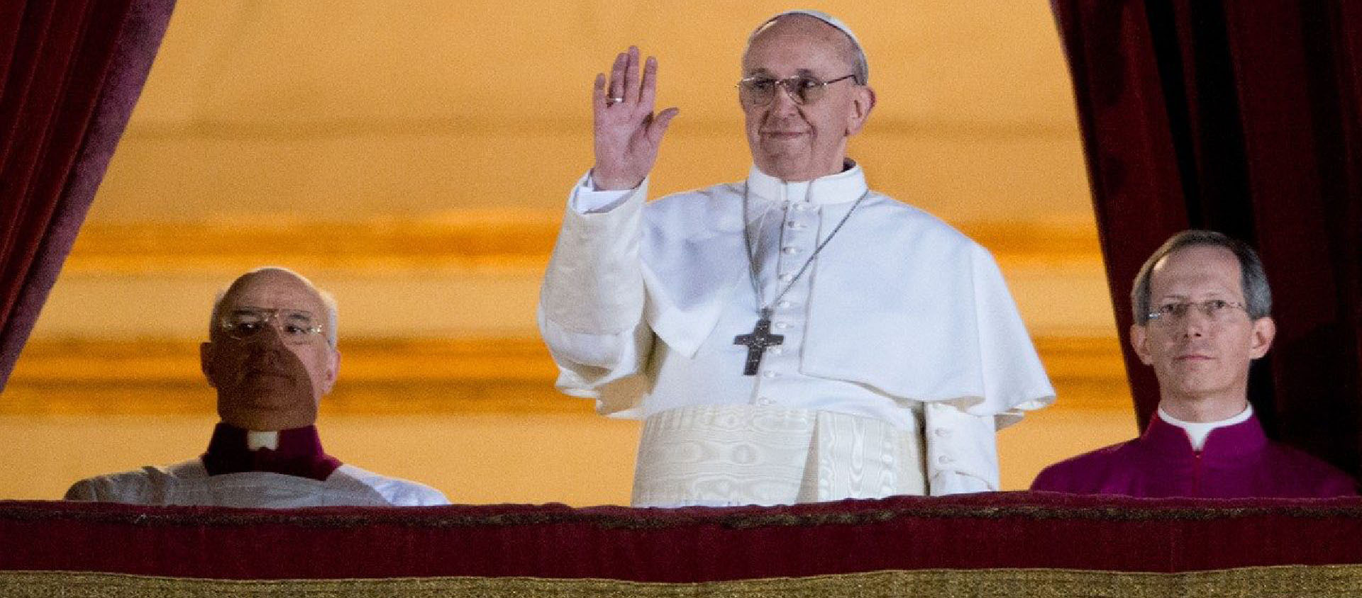 Le 13 février 2013, le cardinal Jorge Bergoglio est élu pape. Apparu en toute simplicité à la loggia, il prend le nom de François | © Vatican media