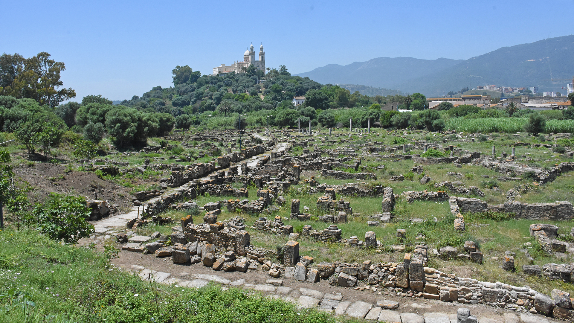 Le site archéologique d'Annaba, en Algérie. A l'arrière-plan: la basilique Saint-Augustin d'Hippone | © Grégory Roth