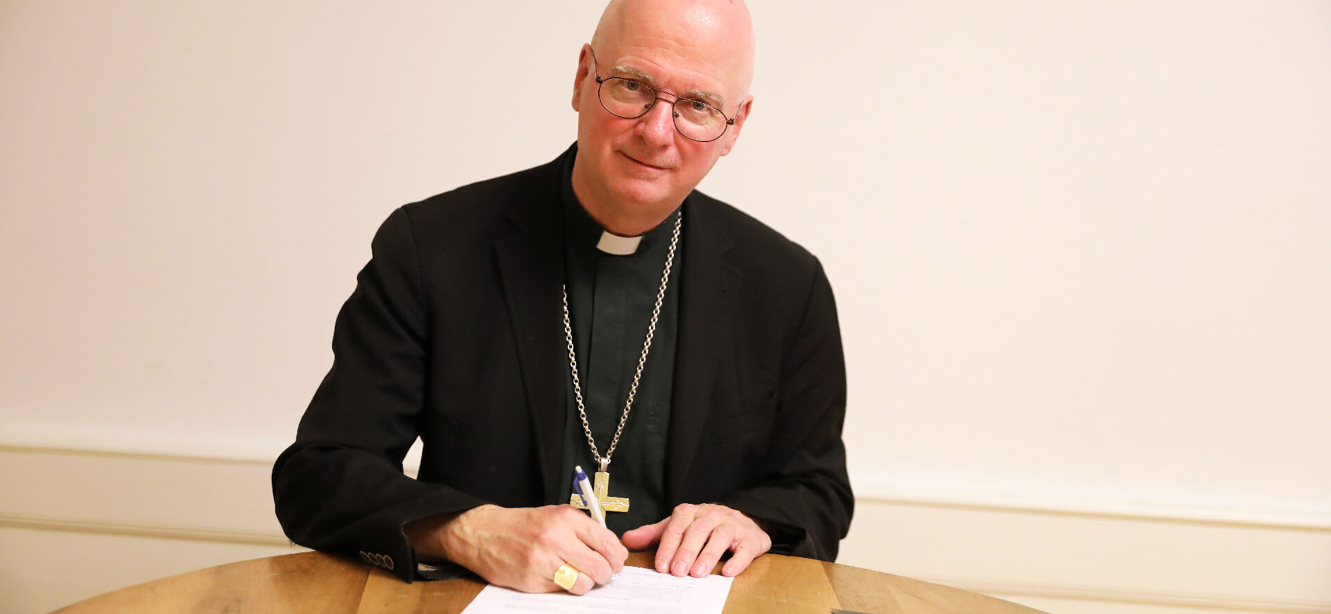 Mgr Charles Morerod, évêque de Lausanne, Genève et Fribourg (LGF) | photo: lors de la signature du Code de bonne conduite, en octobre 2025 | © Bernard Hallet