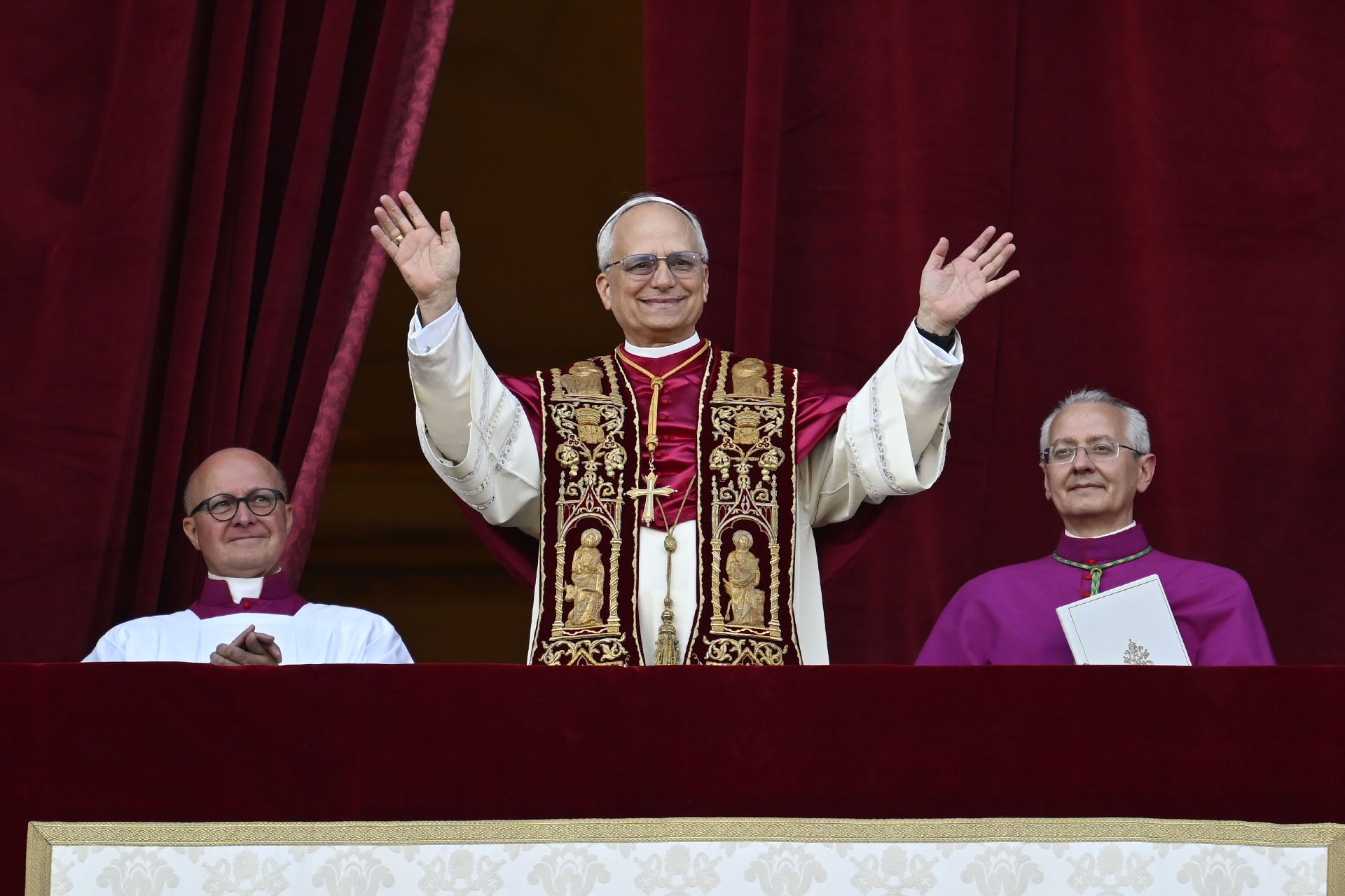 "Habemus Papam!" Francis Robert Prevost apparaît à la loggia de la basilique St-Pierre le 8 mai | © Vatican Media