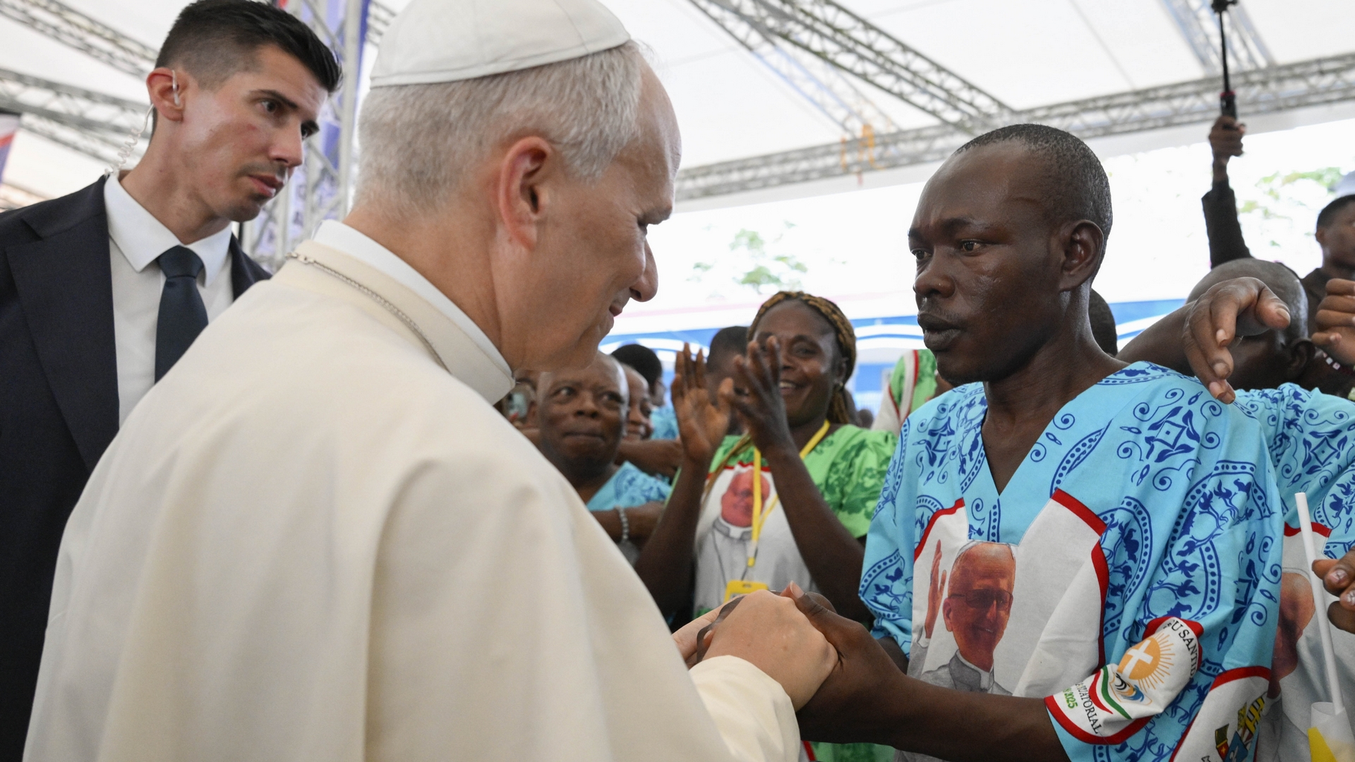 Le pape salue un patient de l'hôpital psychiatrique de Malabo | Vatican Media