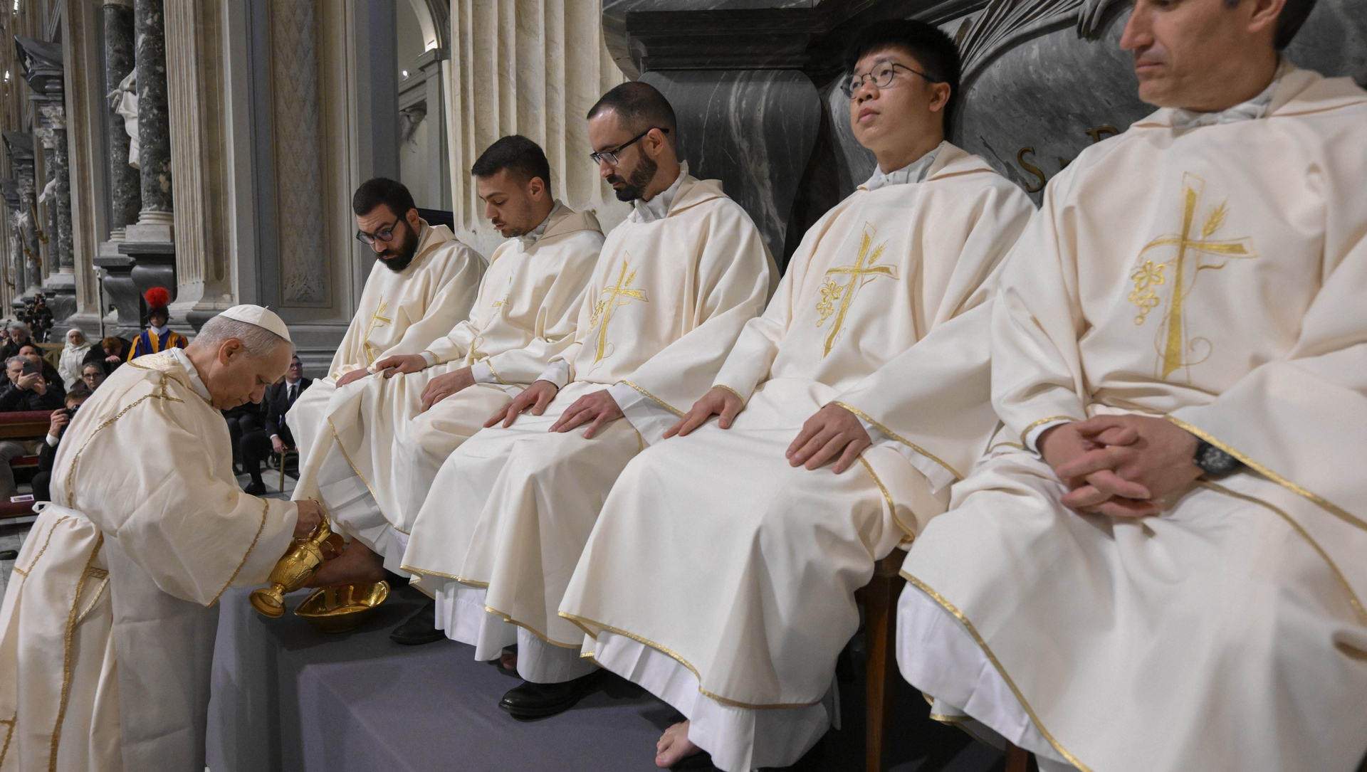 Le pape Léon XIV lave les pieds de douze jeunes prêtres | Vatican Media