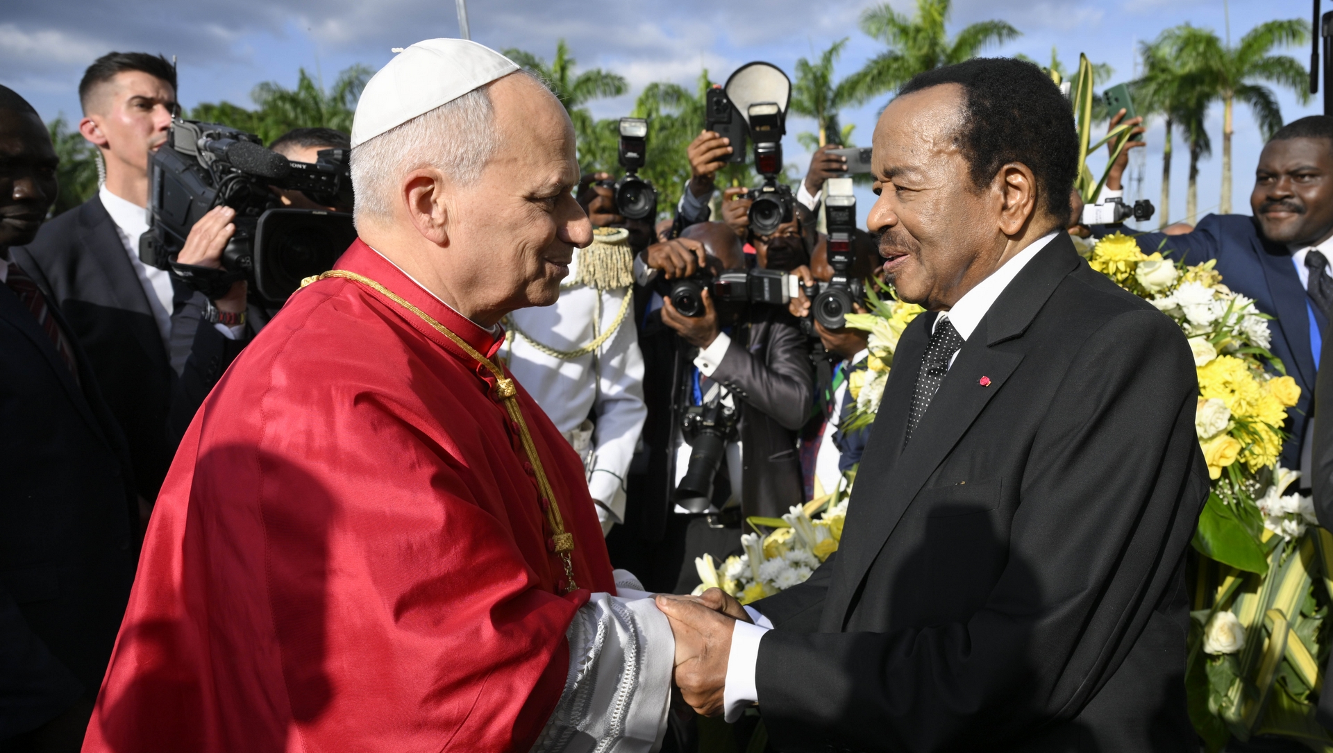 Le pape Léon reçu par le président du Cameroun Paul Biya au pouvoir depuis 1982 | Vatican  Media
