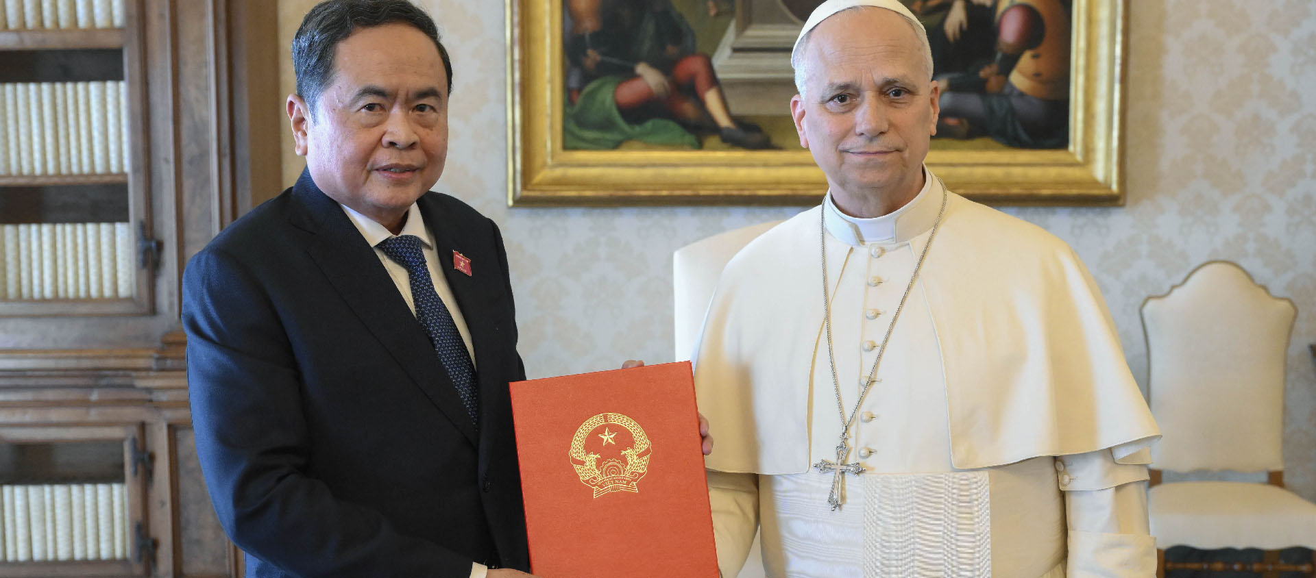 Le président de l’Assemblée nationale vietnamienne, Tran Thanh Man remet un message personnel au pape Léon XIV | © Vatican Media