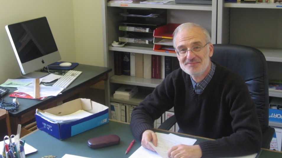 Le Père Charles Delhez, au bureau de la rédaction de 'Dimanche' | cathobel