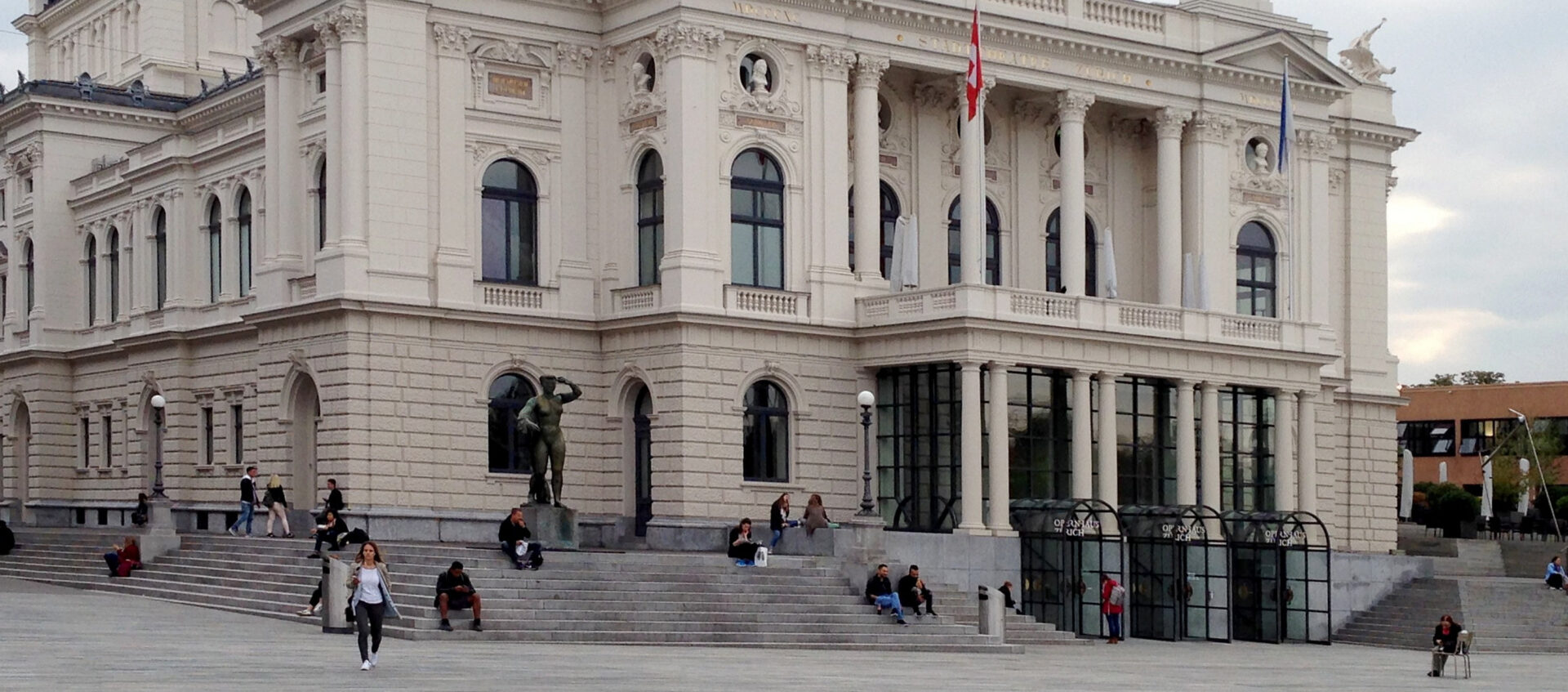 L'initiative "Pour une Suisse à 10 millions" estime que la Suisse est menacée de surpopulation | photo: le Zurich Opera House © Pixabay