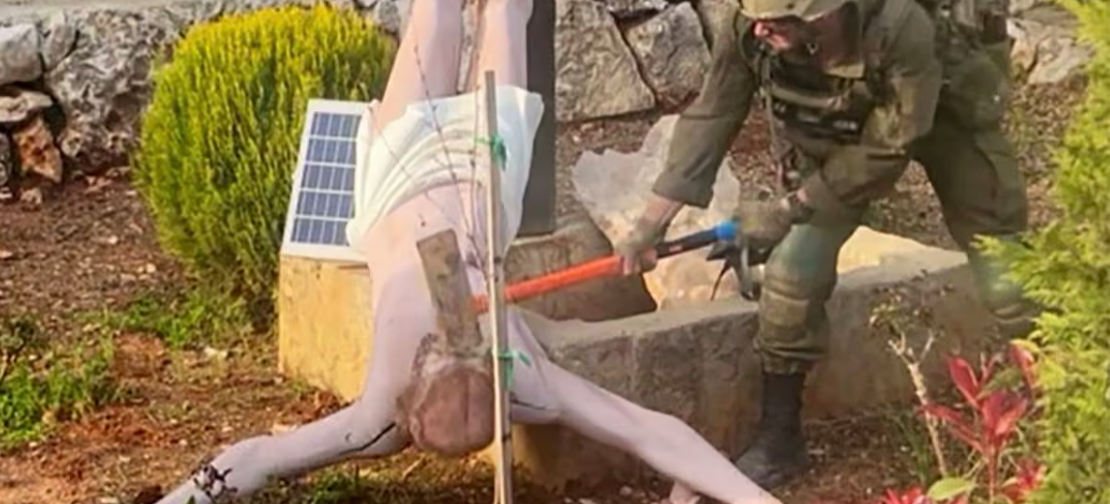 Un soldat israélien attaquant une statue du Christ au sud-Liban | capture d'écran X