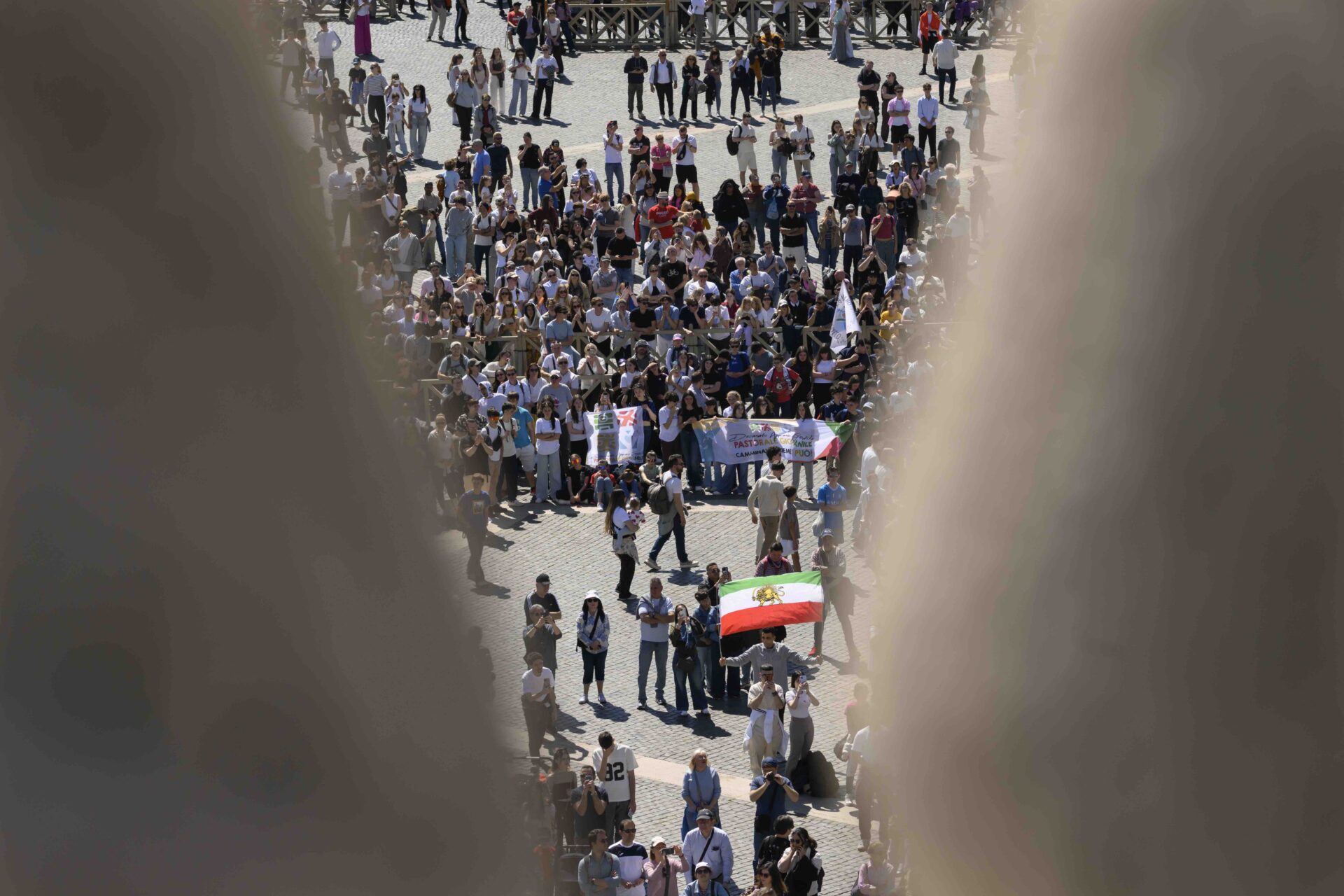 Place St-Pierre, lundi de Pâques 2026, en attente du Regina Caeli | © Vatican Media