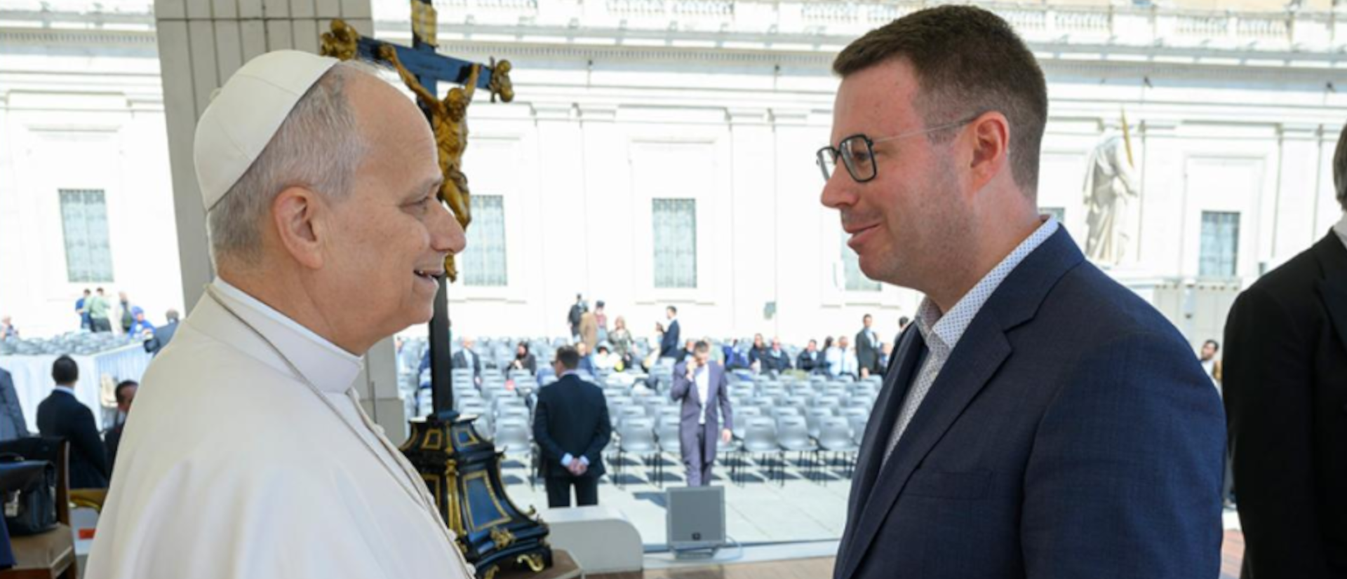 L'historien tessinois Lornzo Planzi a remis son ouvrage au pape Léon XIV | Université de Fribourg