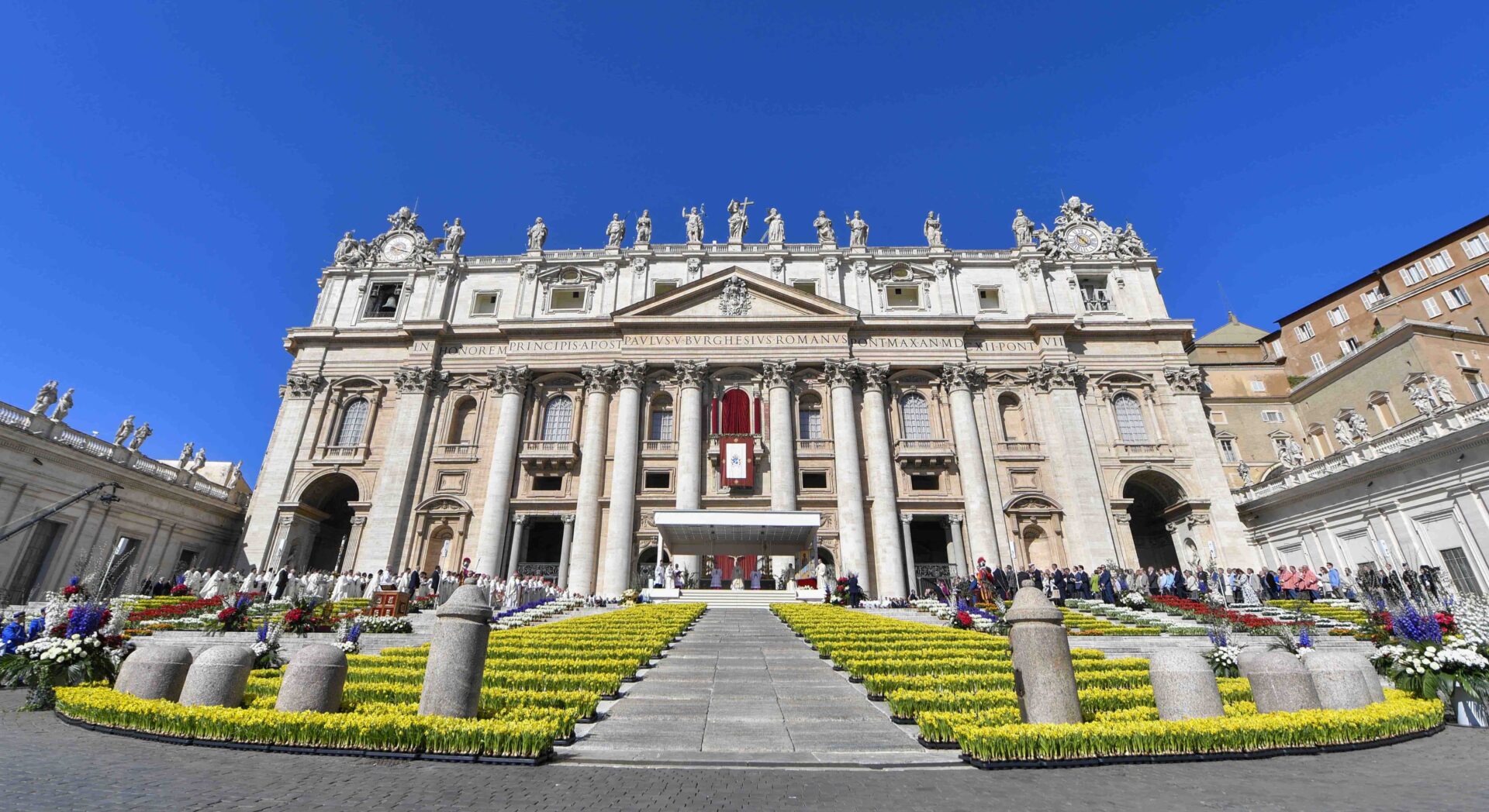 Pour la messe de Pâques 2026, la place St-Pierre a été recouverte d’un parterre de fleurs et de plantes | © Vatican Media