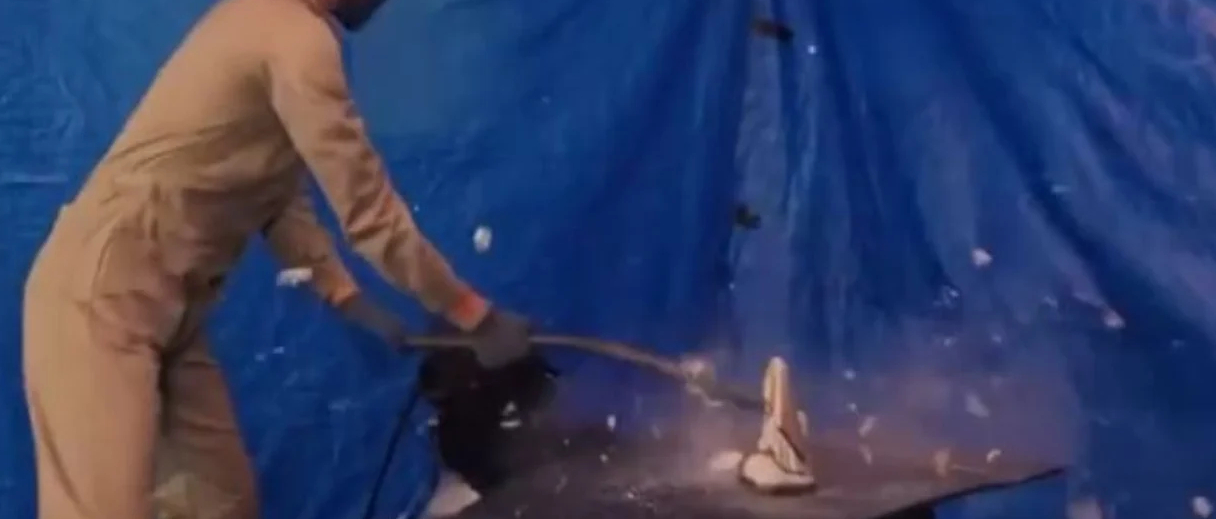 Capture d'écran de la vidéo de Studio Brussel montrant la destruction d'une statue du Christ 